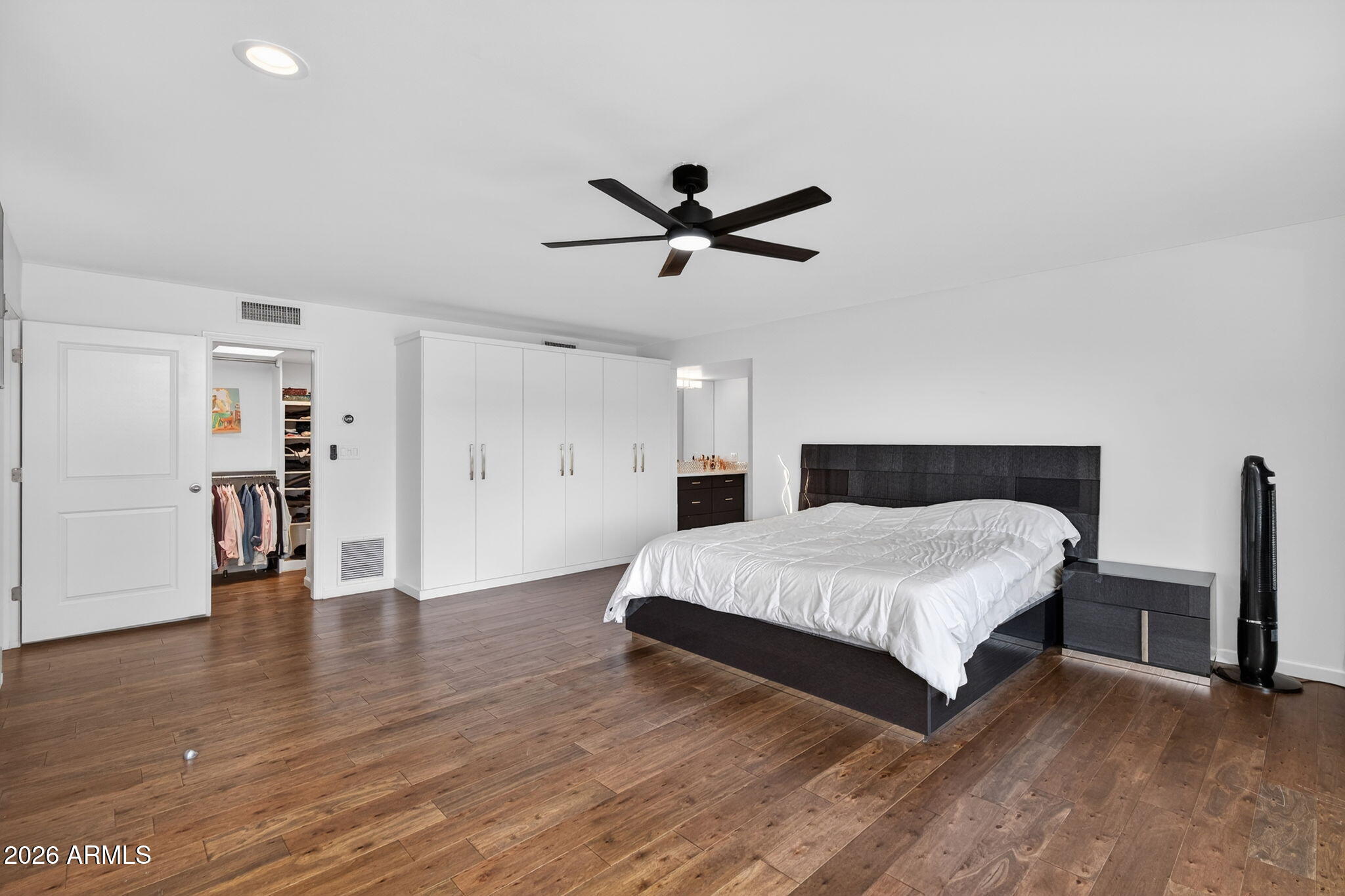 LINCOLN HILLS - Residential