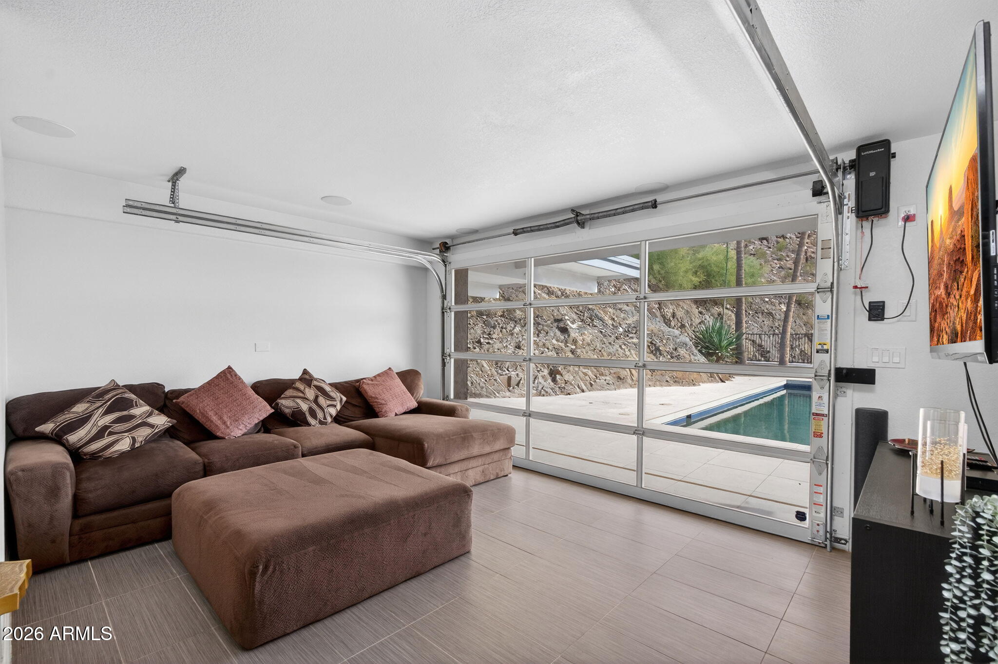 LINCOLN HILLS - Residential