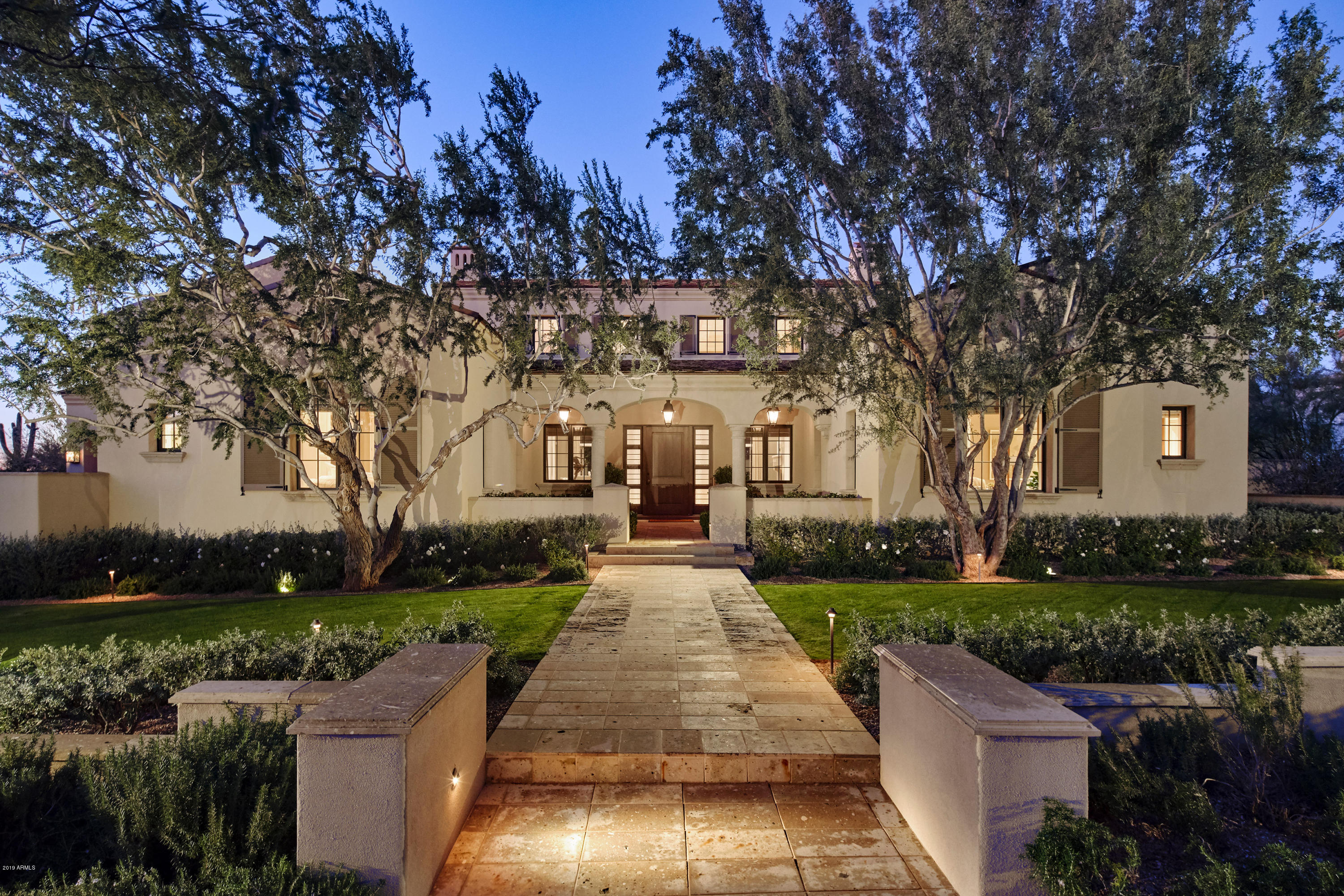 For the most discriminating of buyers in the prestigious Silverleaf community, we now have a single level ''jewel box'' on the 10th fairway of the Silverleaf golf course.  Renowned designer, David Michael Miller, chose finishes that create a perfect blend of sophistication and ease of living. At just over 4400 sq. ft., this home has everything you need for those looking to downsize to the perfect quality home, or those who appreciate craftsmanship and fine finishes.  You and your guests will feel pampered whether inside or out. Views are magnificent, serene, and captivating.