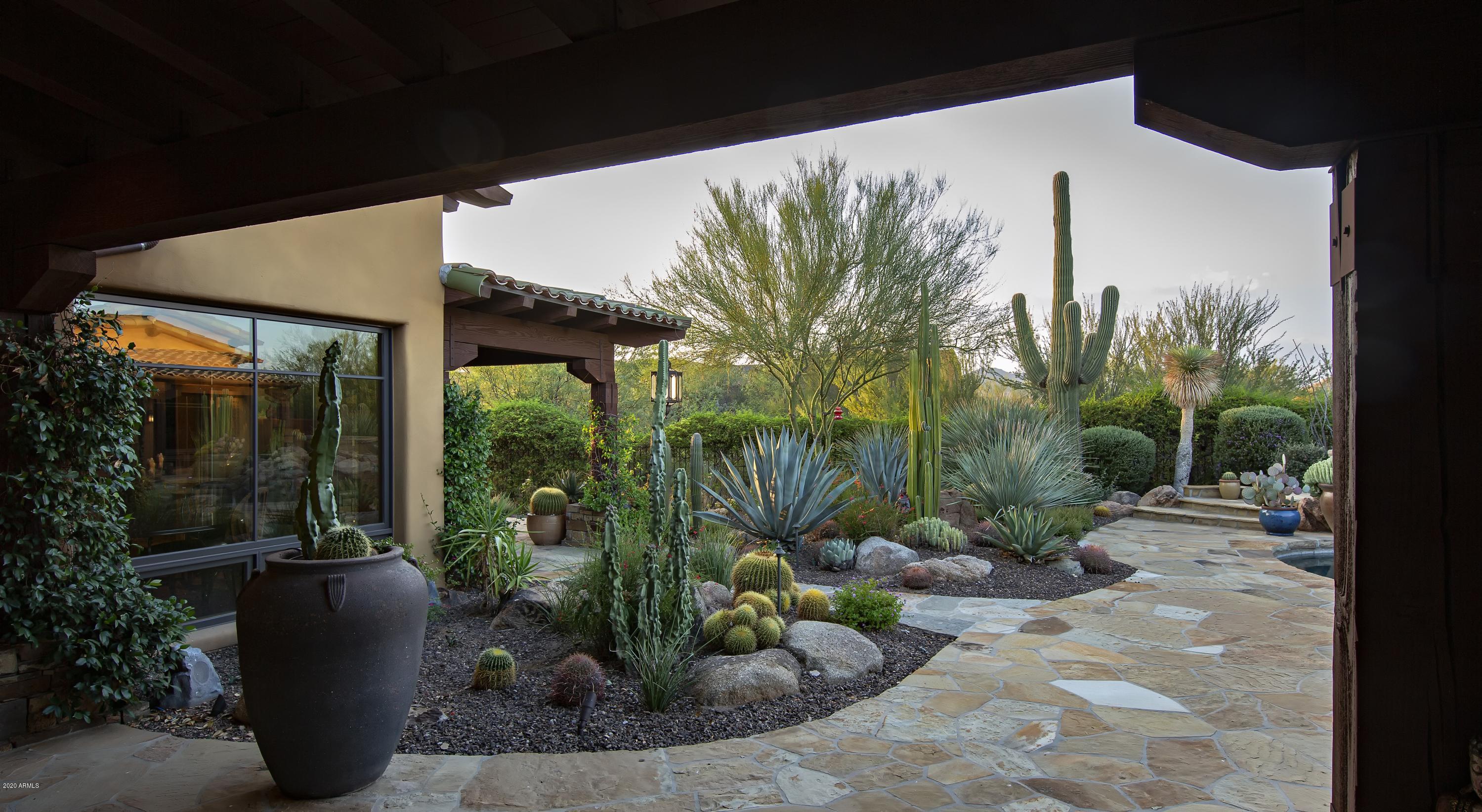 WHISPER ROCK - Residential