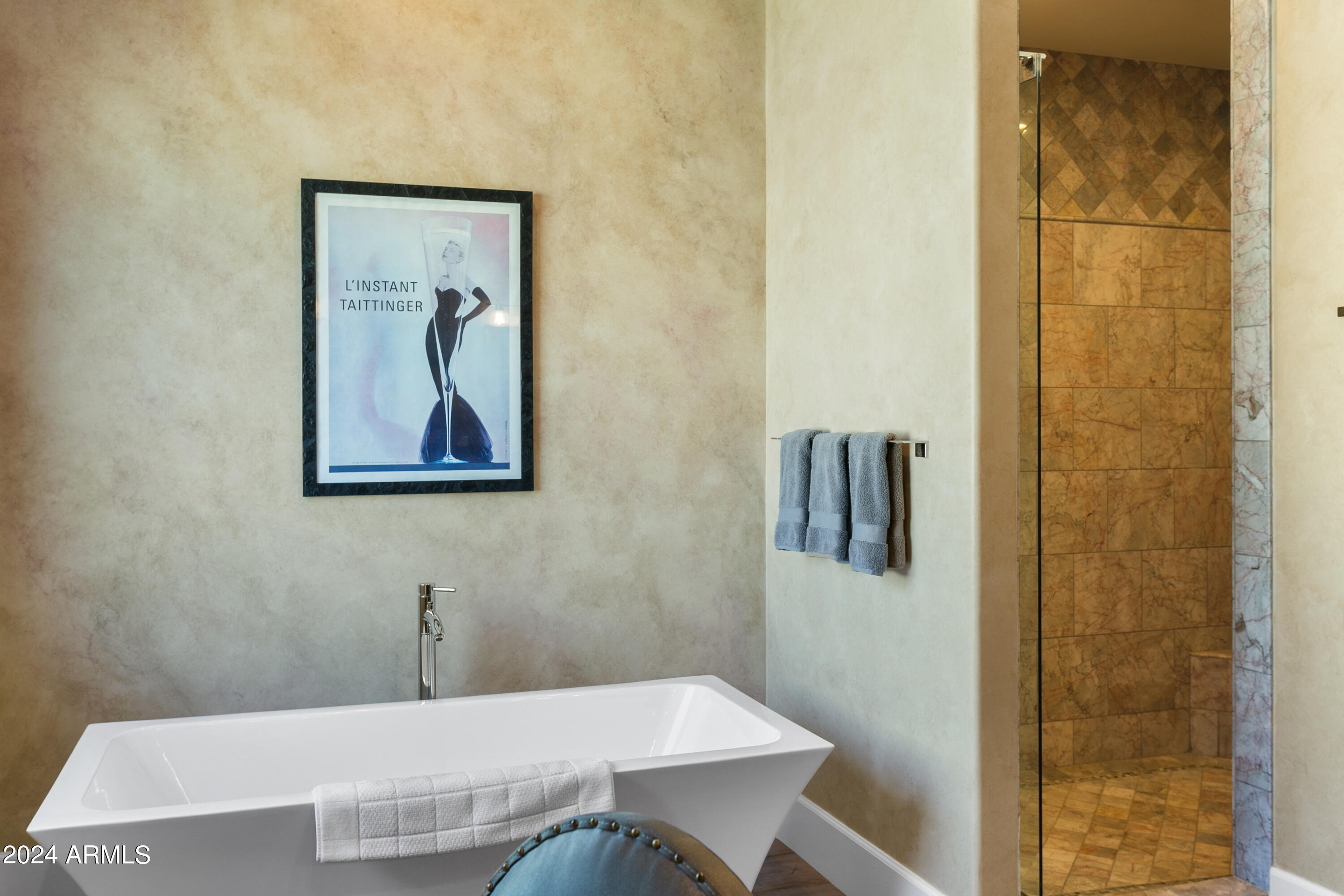 PARADISE VALLEY COUNTRY ESTATES - Residential