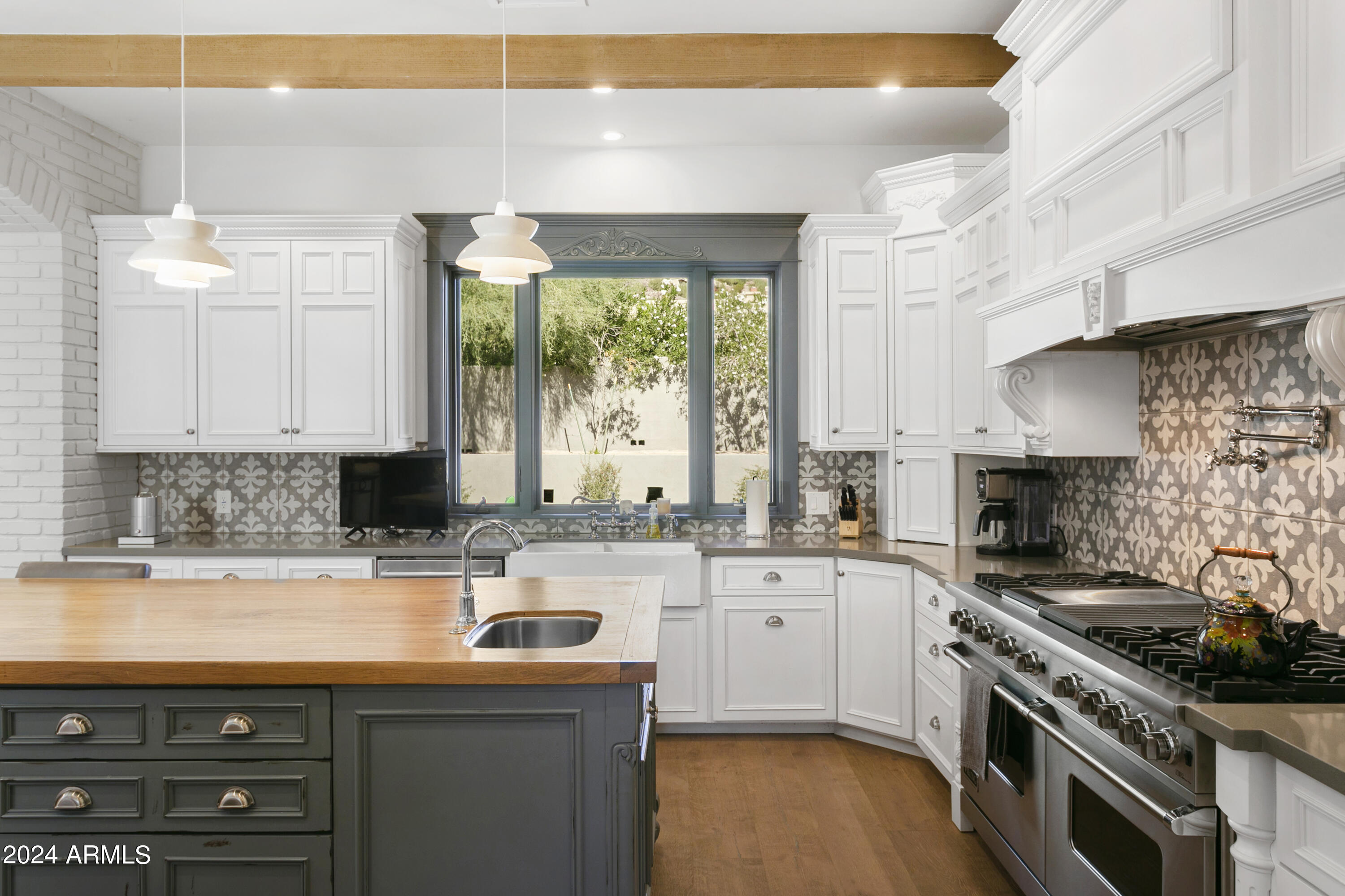 PARADISE VALLEY COUNTRY ESTATES - Residential