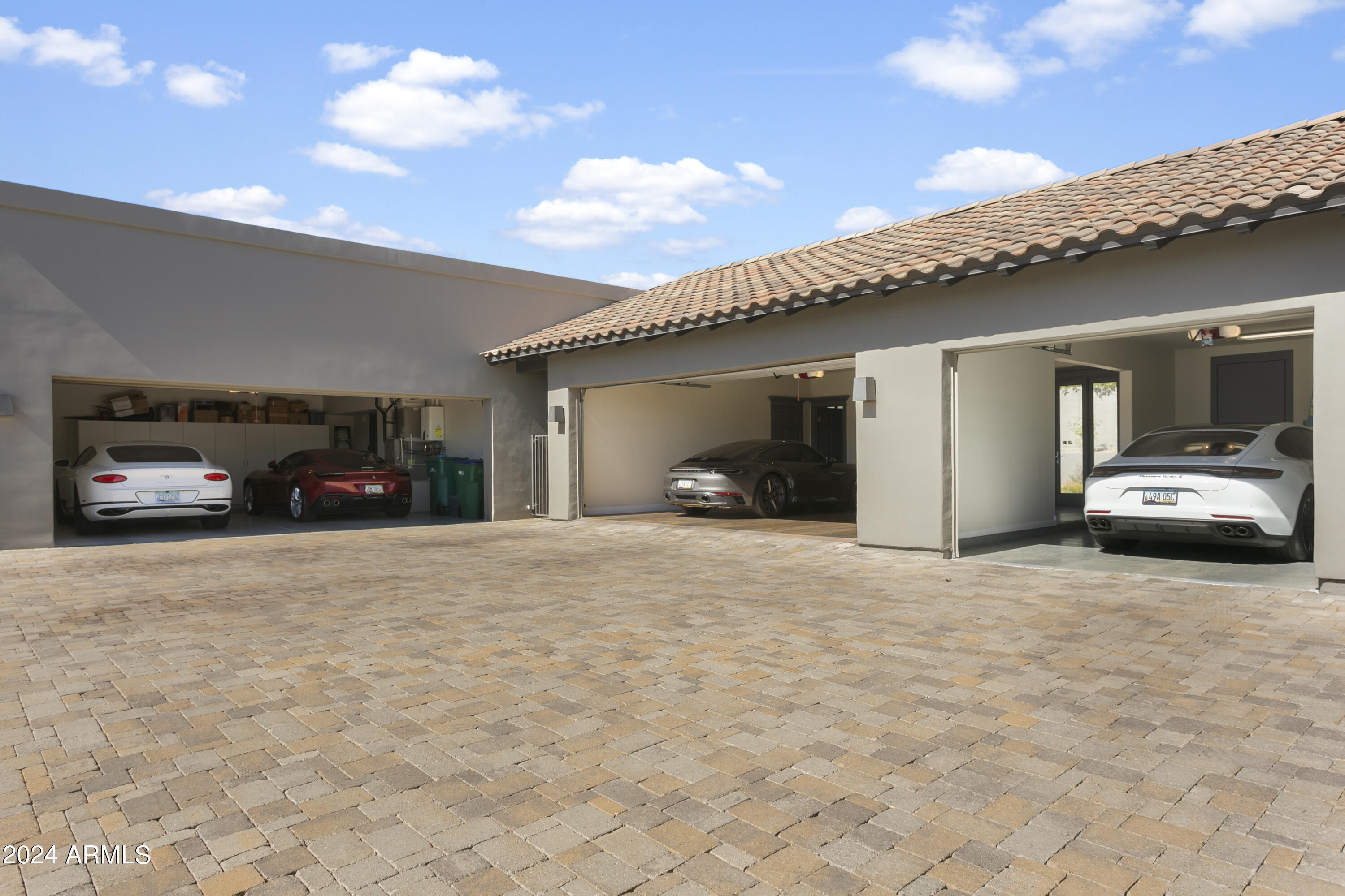 PARADISE VALLEY COUNTRY ESTATES - Residential