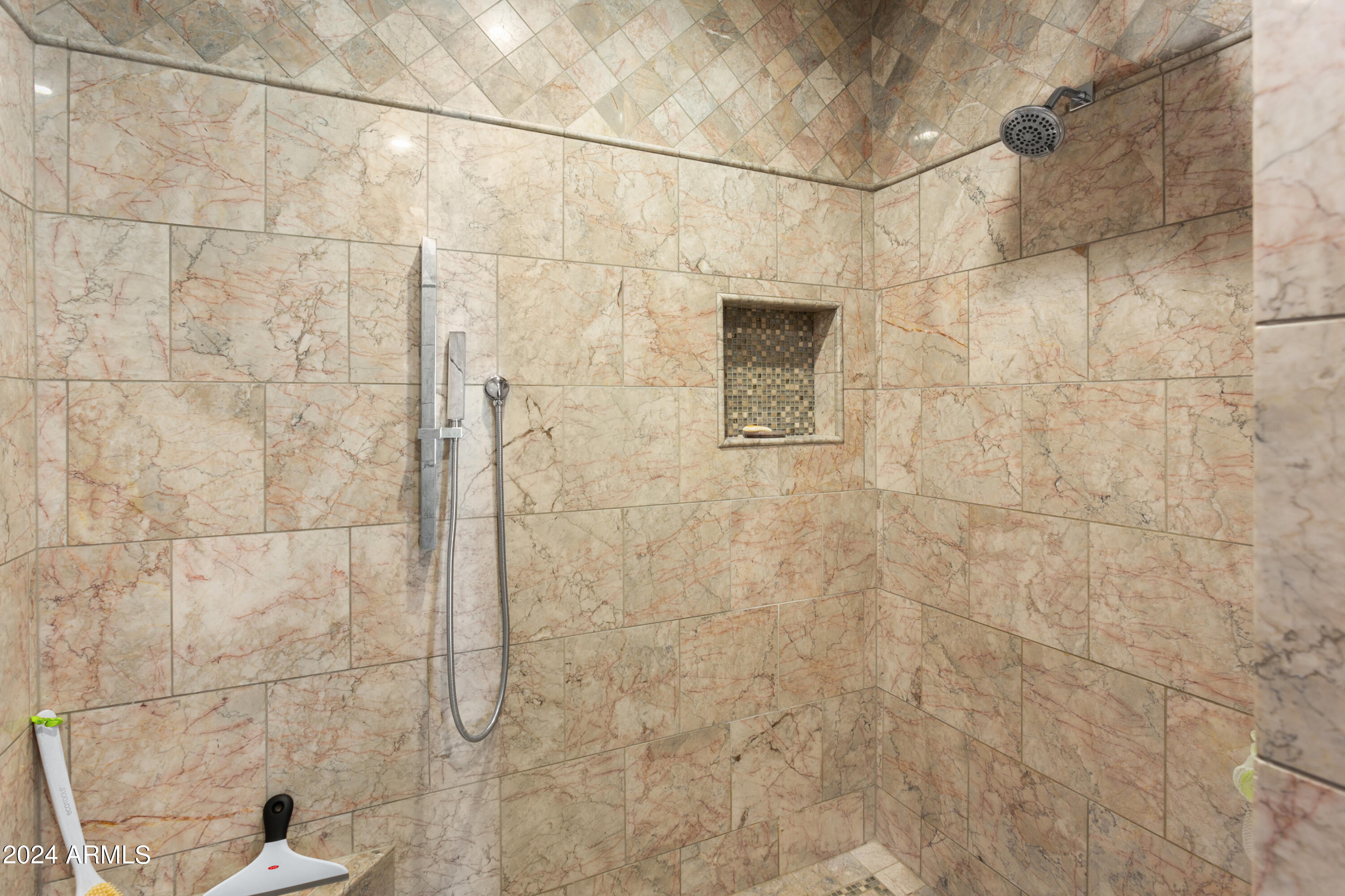 PARADISE VALLEY COUNTRY ESTATES - Residential