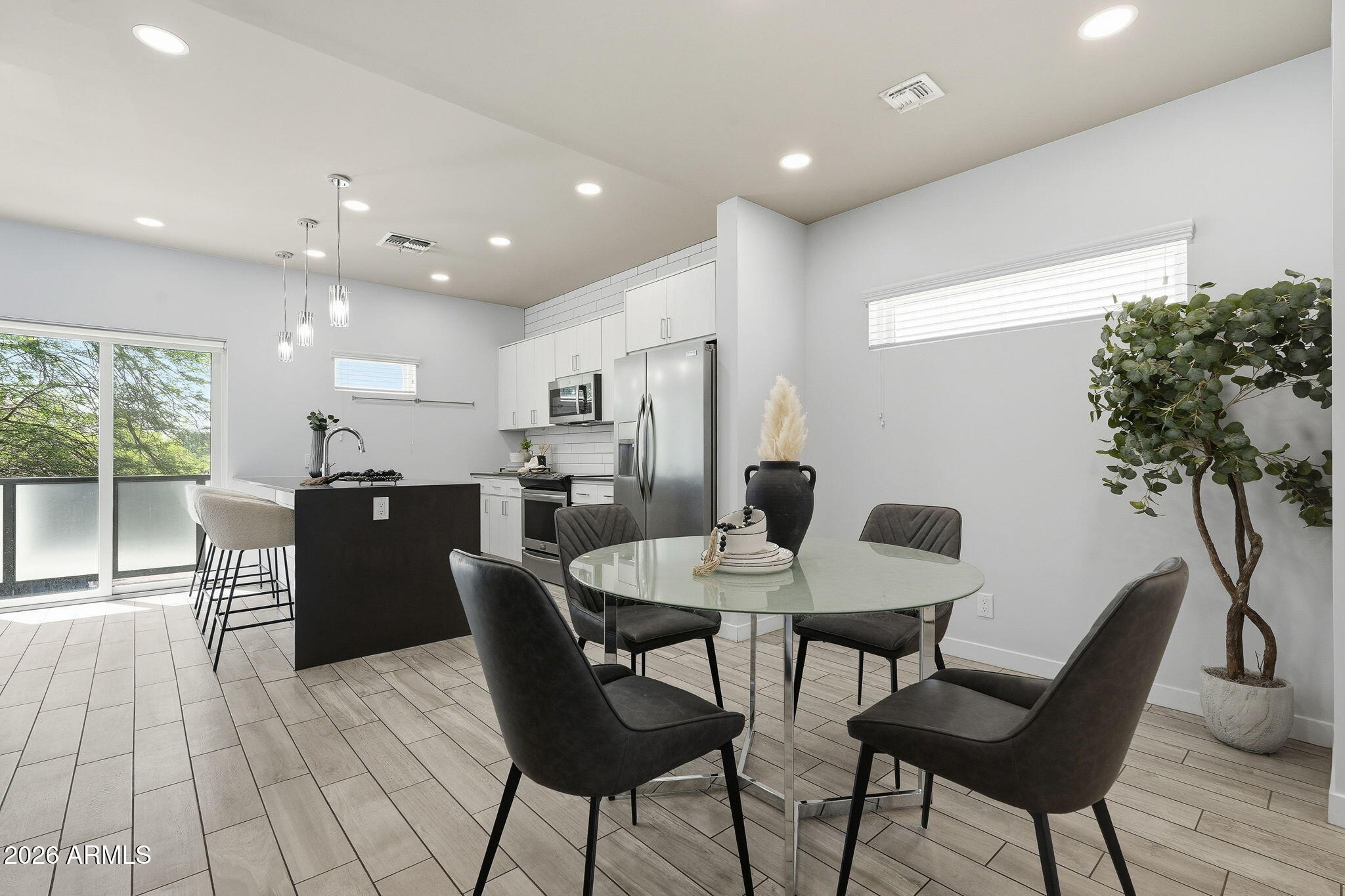2727 THOMAS - Residential