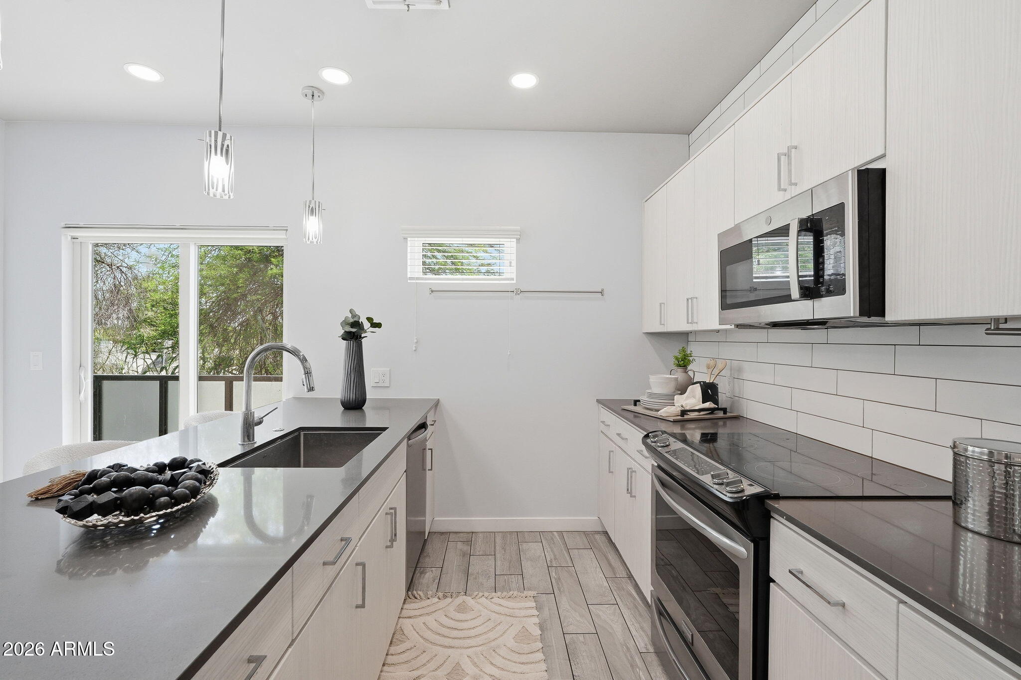 2727 THOMAS - Residential