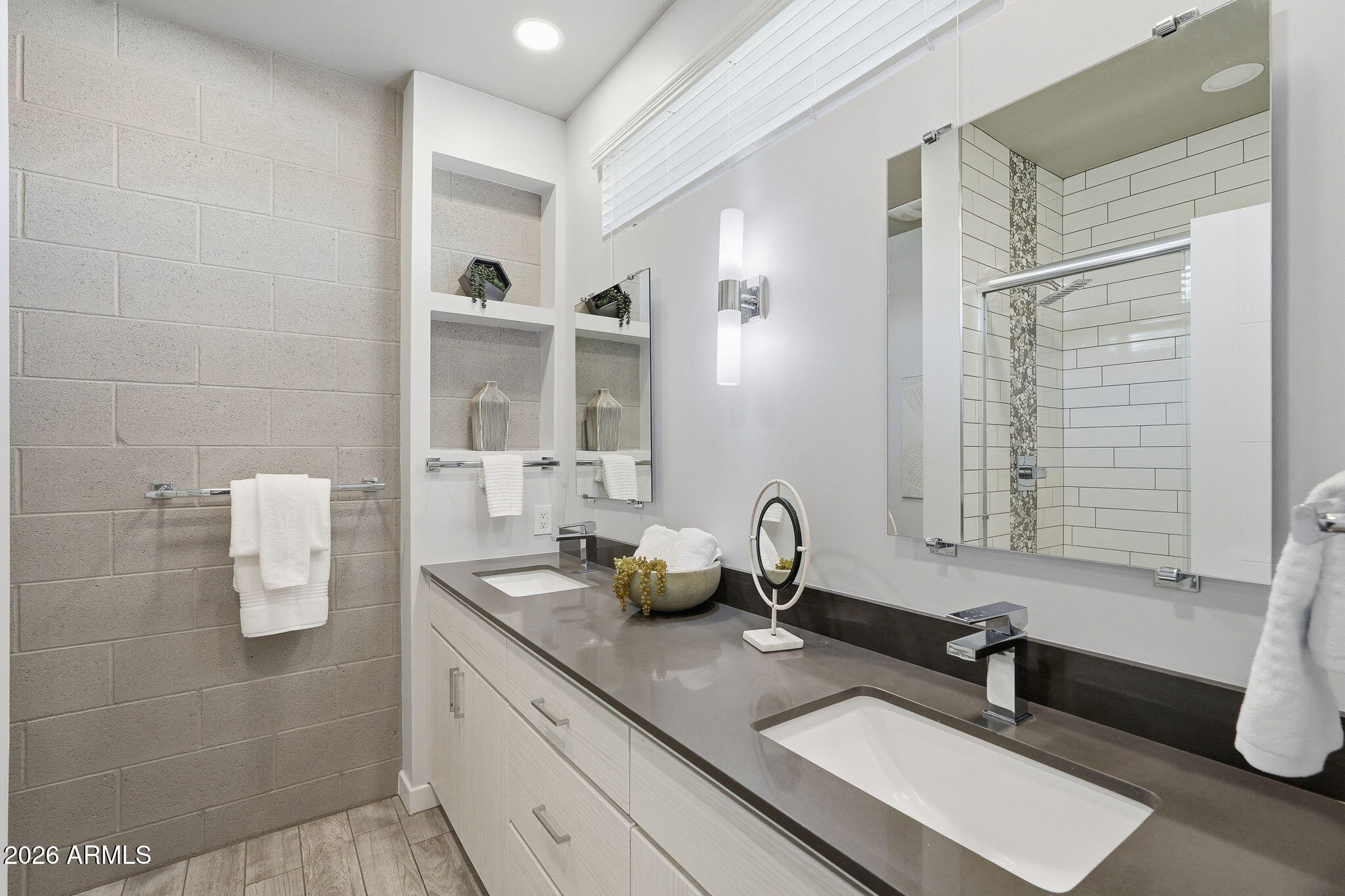 2727 THOMAS - Residential