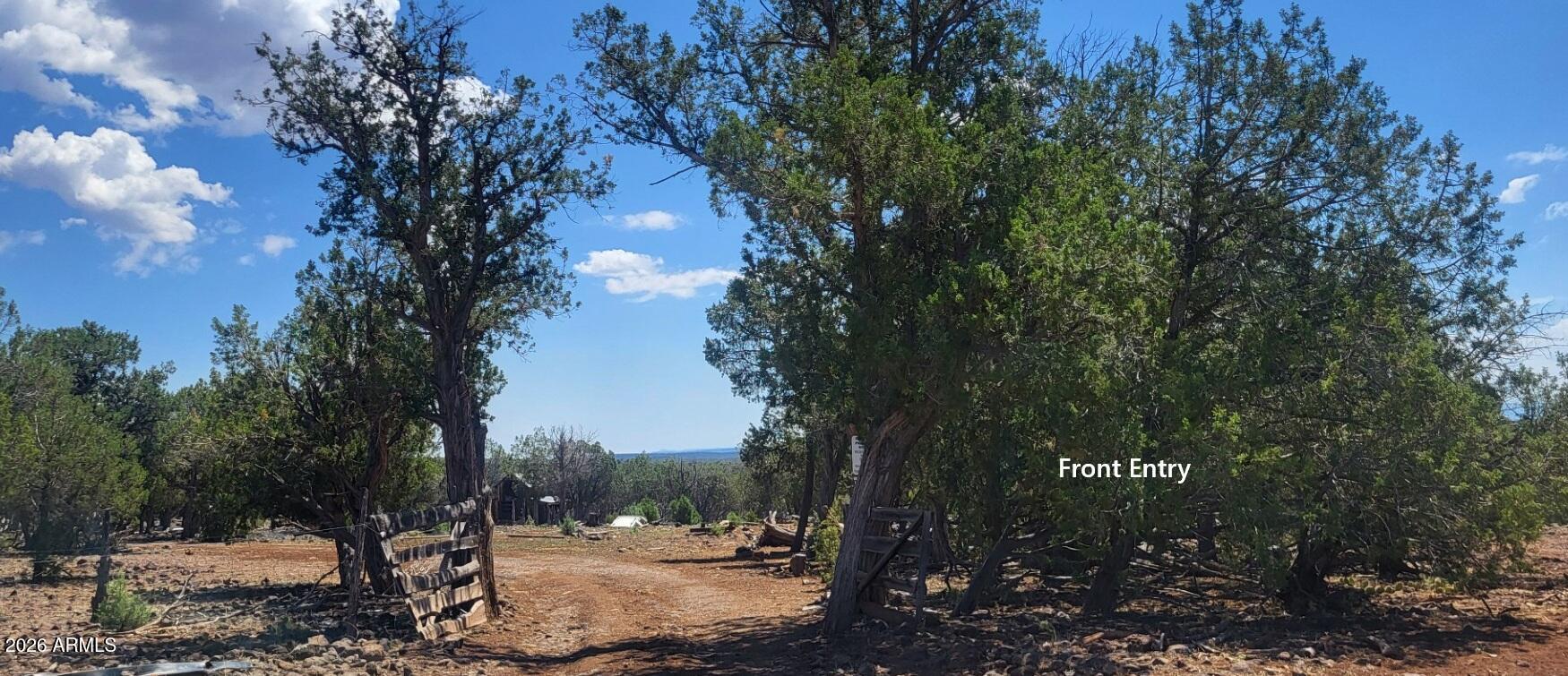 1990s Abandoned Homestead. Then a 2010 start over that burnt to the ground in 2025. Last owner was a mechanic and left a treasure trove of cars and trucks. Sitting on the west side of Pinevitta Wash. Abutting 1,280 acres of State Trust Land. Views of Bill Williams Mountain and San Francisco Peaks. There may be some value in the vehicles. Located on beautiful Westwood Ranch, Hunt Unit 10.
