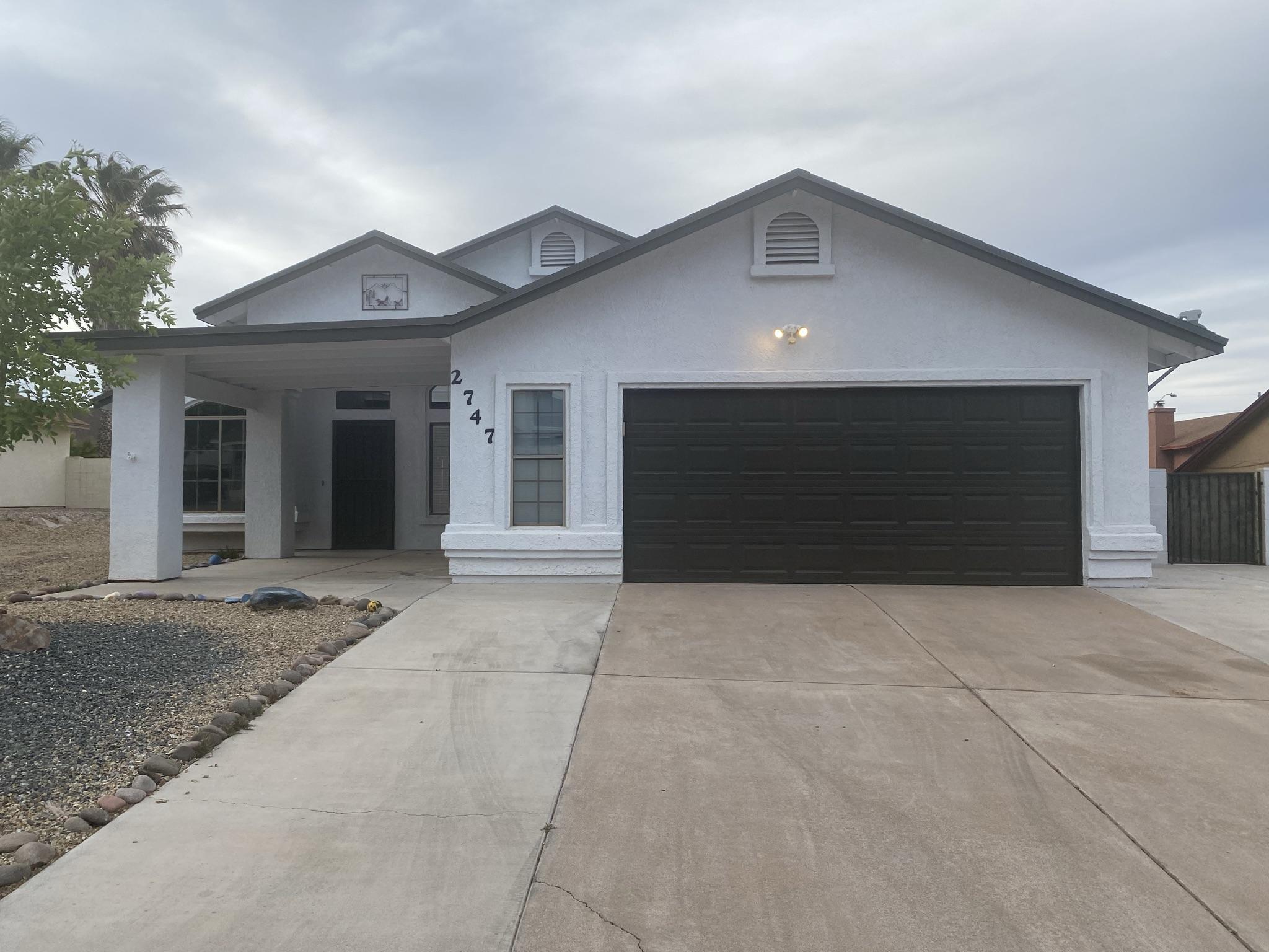 This beautiful 4 bedroom 2 bath home with many many upgrades!!
 New wood laminate floors, new carpet in bedrooms, new granite counter tops and extra large covered patio all in desirable Huachuca Mountain school zone!! WONT LAST LONG