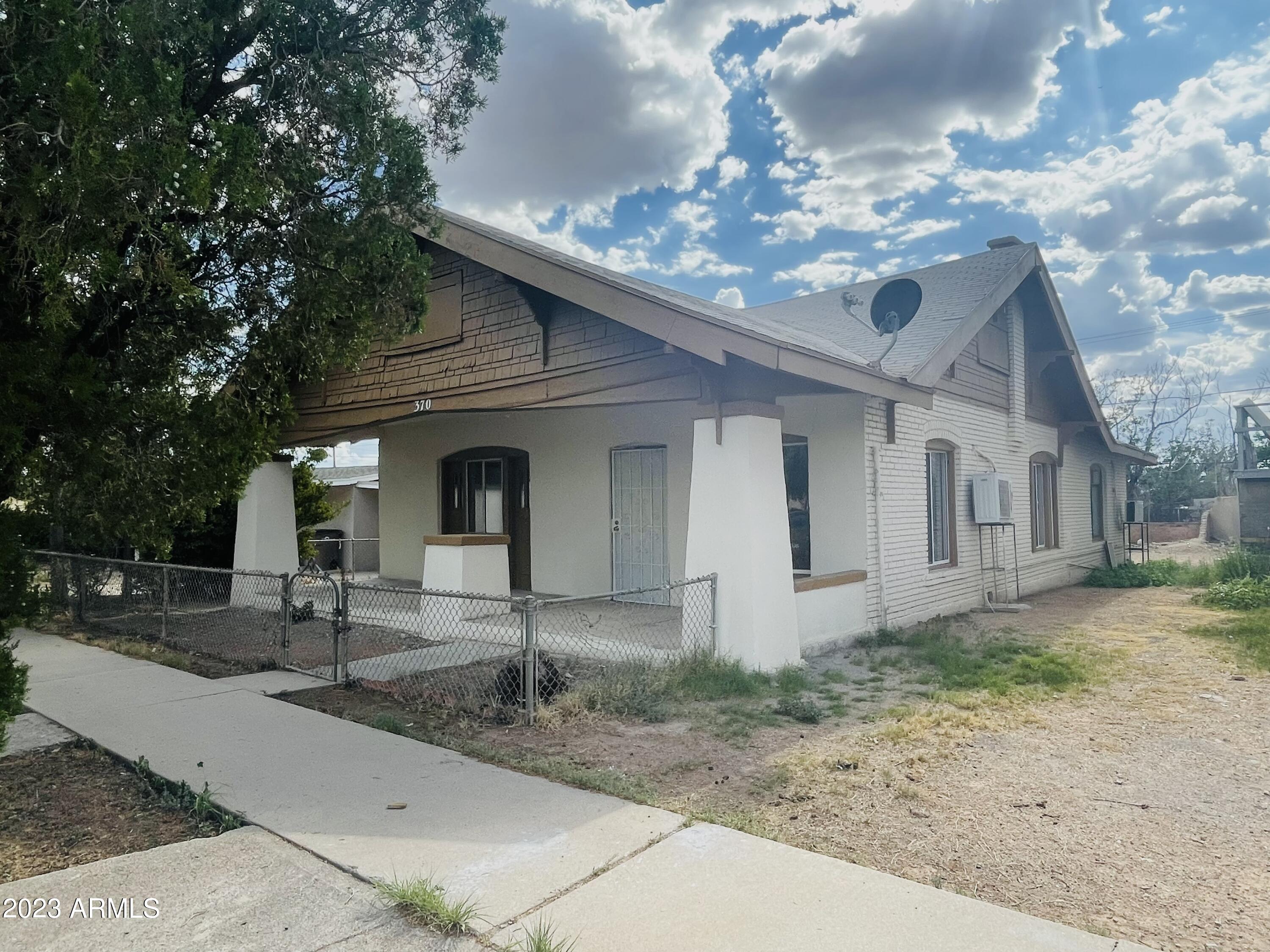 Great 3 bedroom 2 bath house located near downtown Douglas with a Spacious backyard.