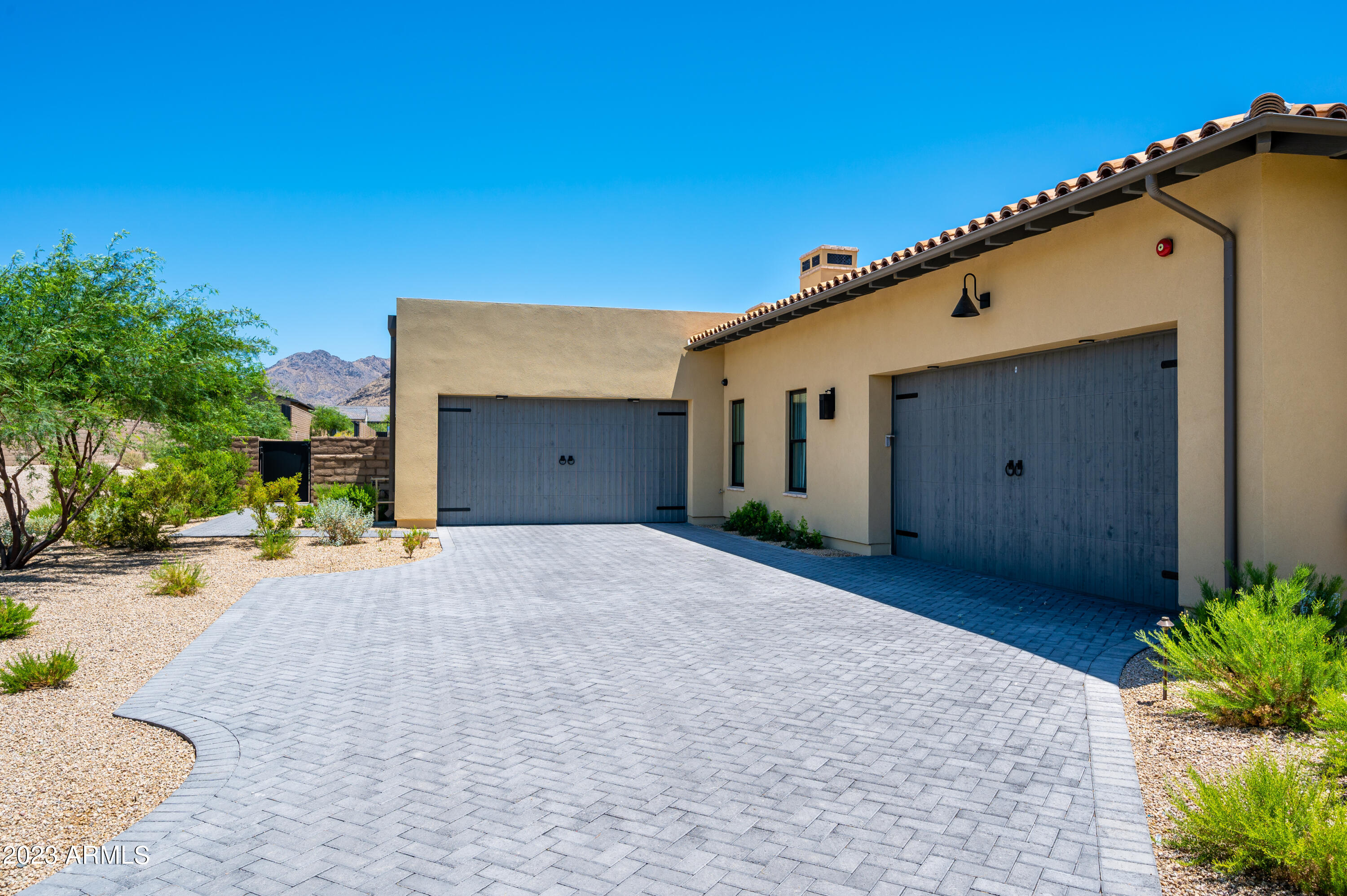 WHITE HORSE - Residential