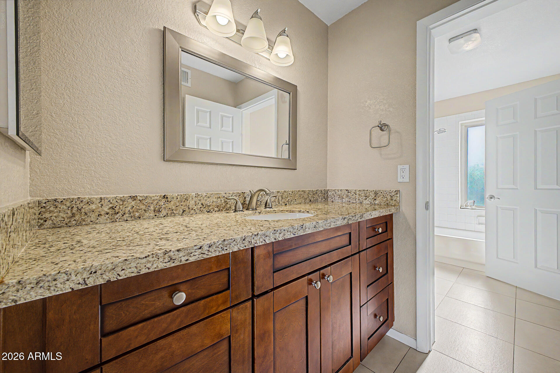 ROUND HILL CLUB AND TOWNHOMES AMD - Residential