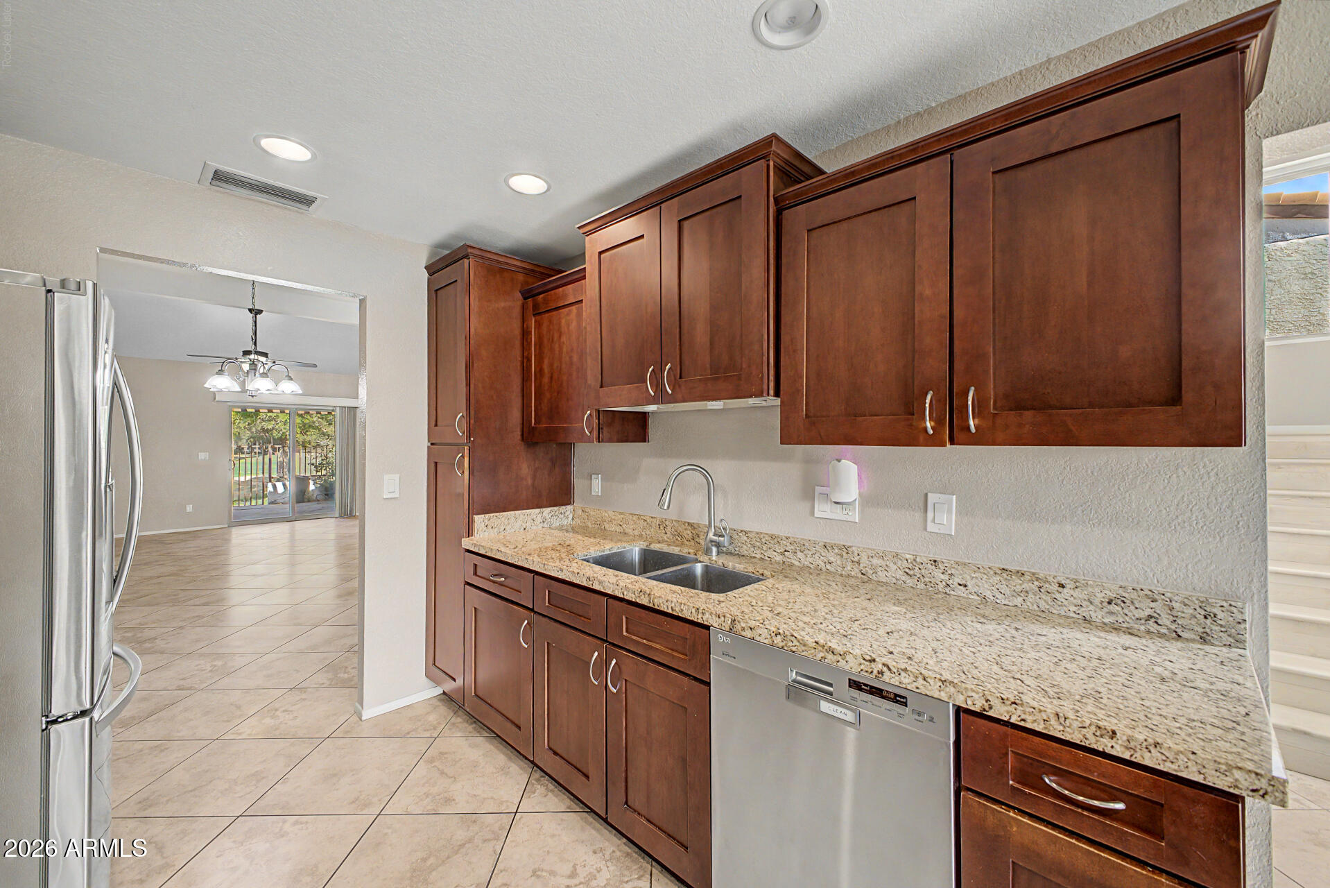ROUND HILL CLUB AND TOWNHOMES AMD - Residential