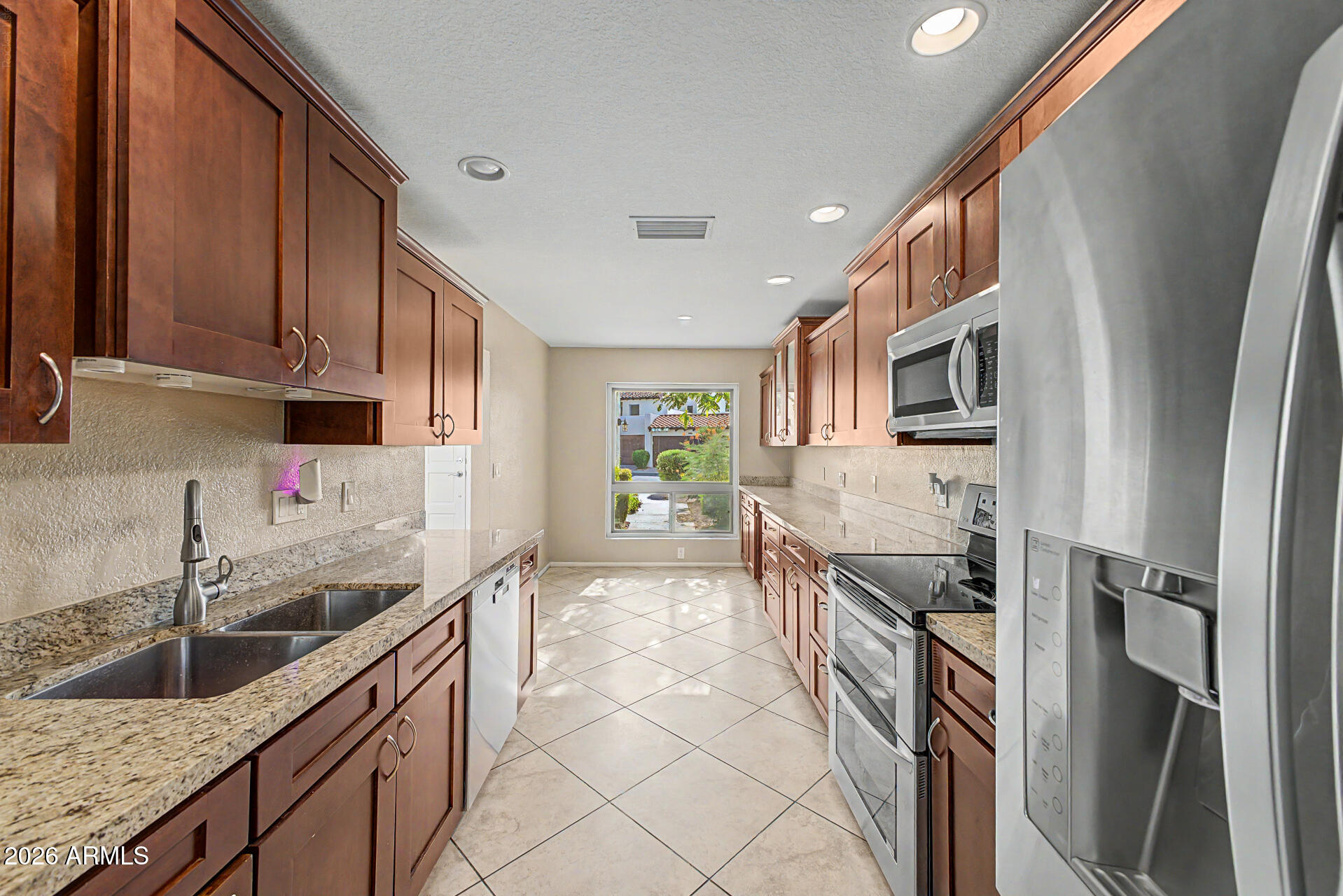 ROUND HILL CLUB AND TOWNHOMES AMD - Residential