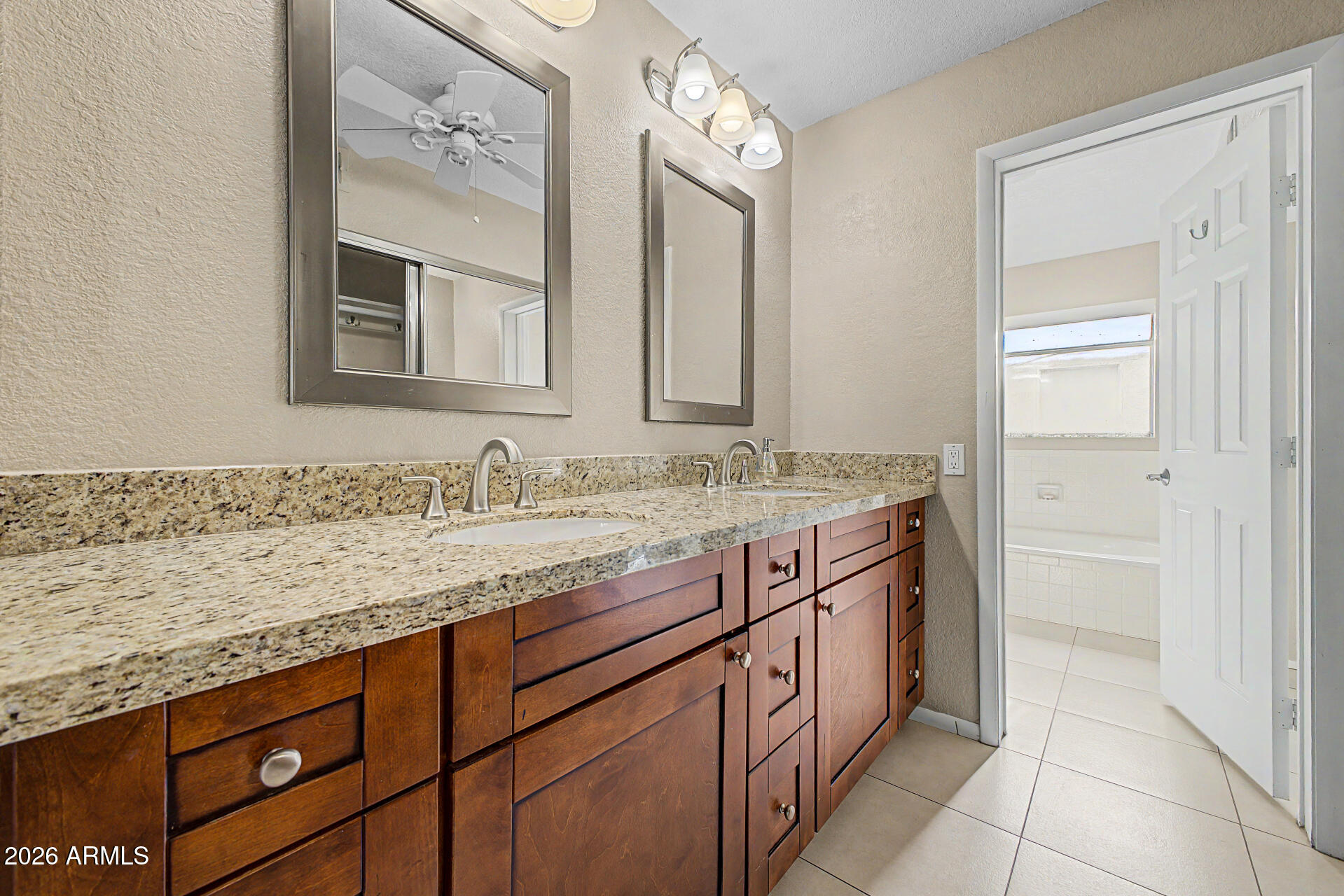 ROUND HILL CLUB AND TOWNHOMES AMD - Residential