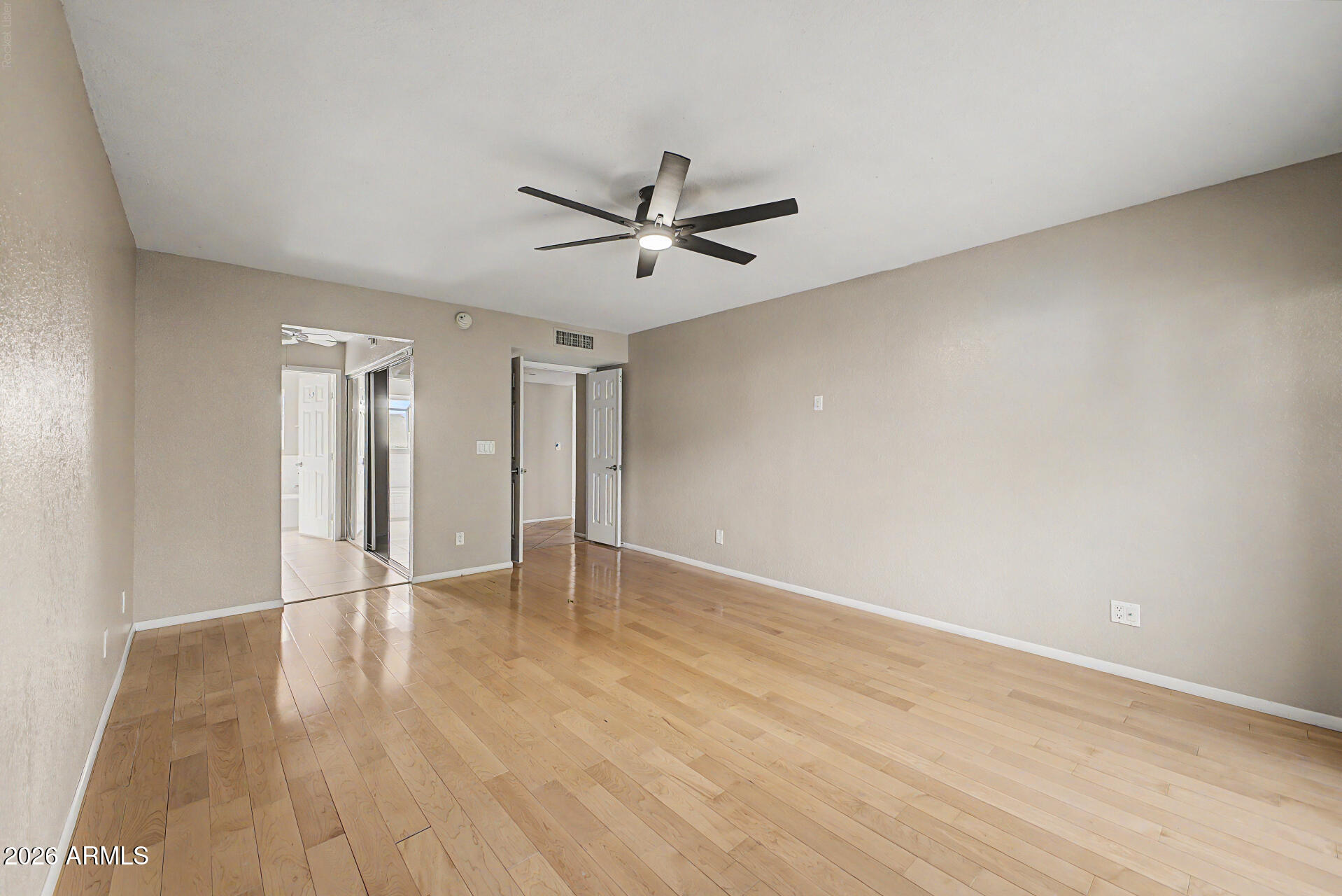 ROUND HILL CLUB AND TOWNHOMES AMD - Residential
