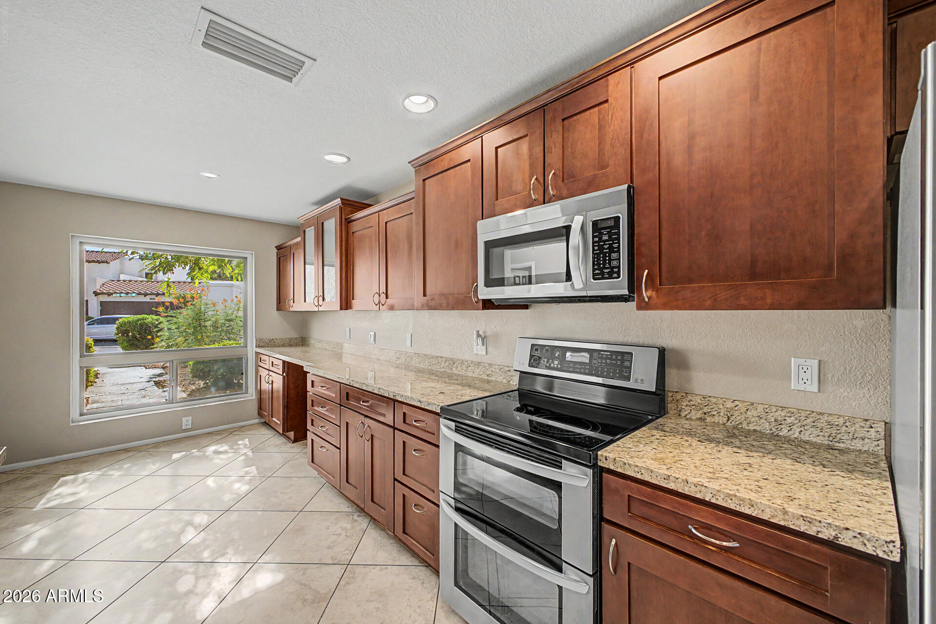 ROUND HILL CLUB AND TOWNHOMES AMD - Residential