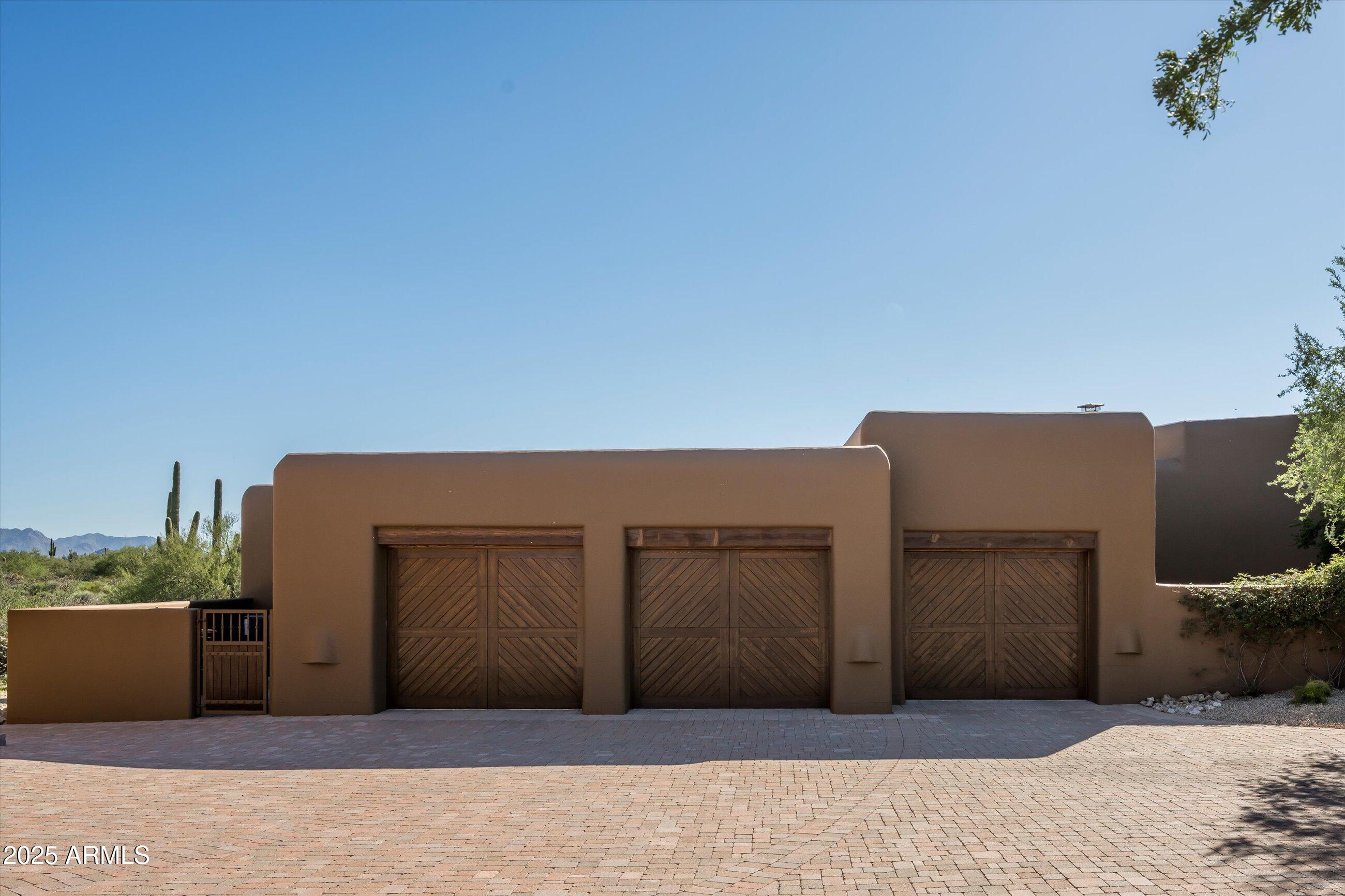 WHISPER ROCK - Residential