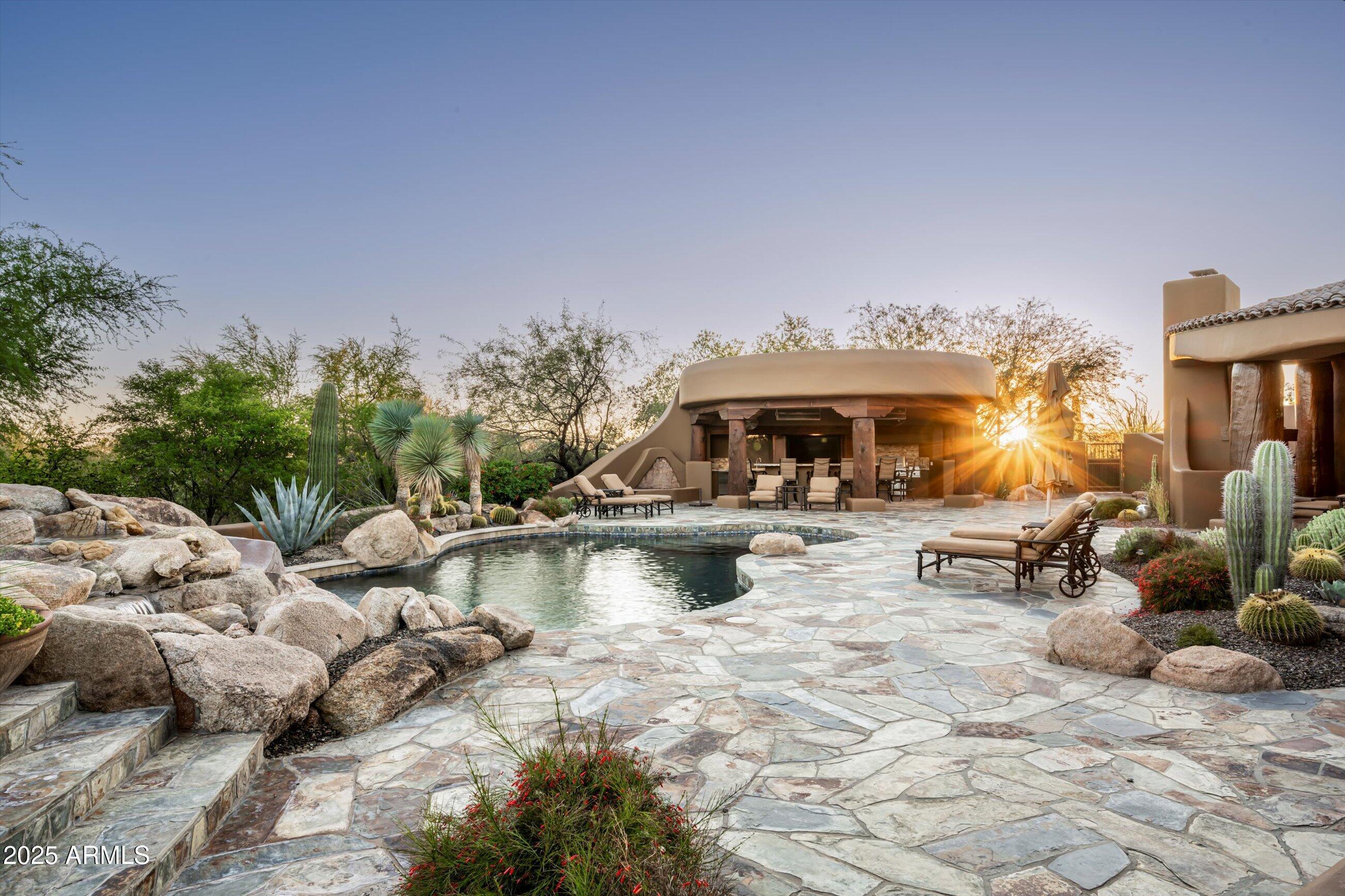 WHISPER ROCK - Residential