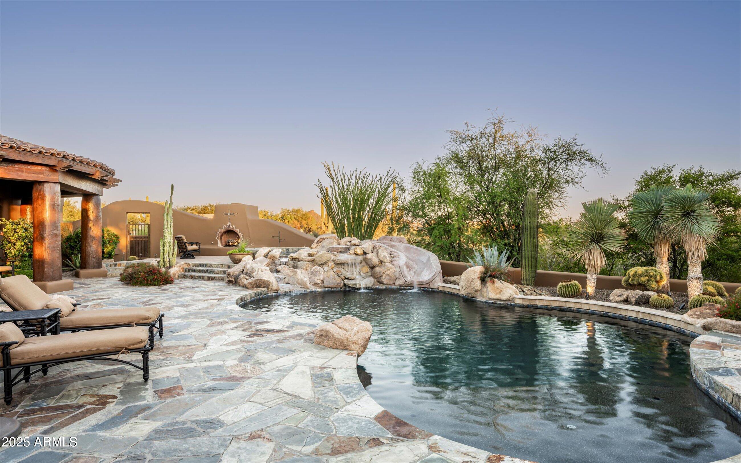 WHISPER ROCK - Residential