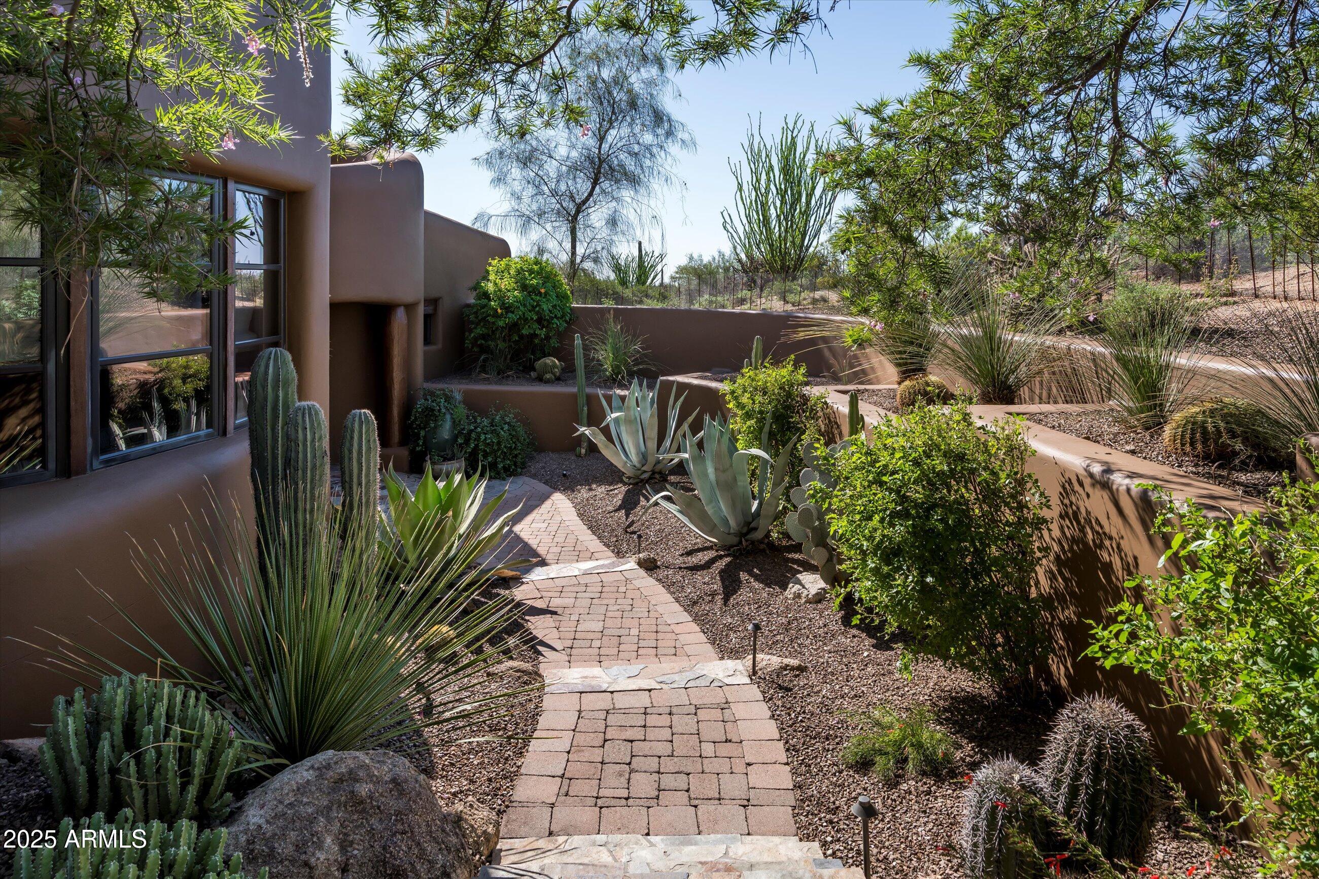 WHISPER ROCK - Residential