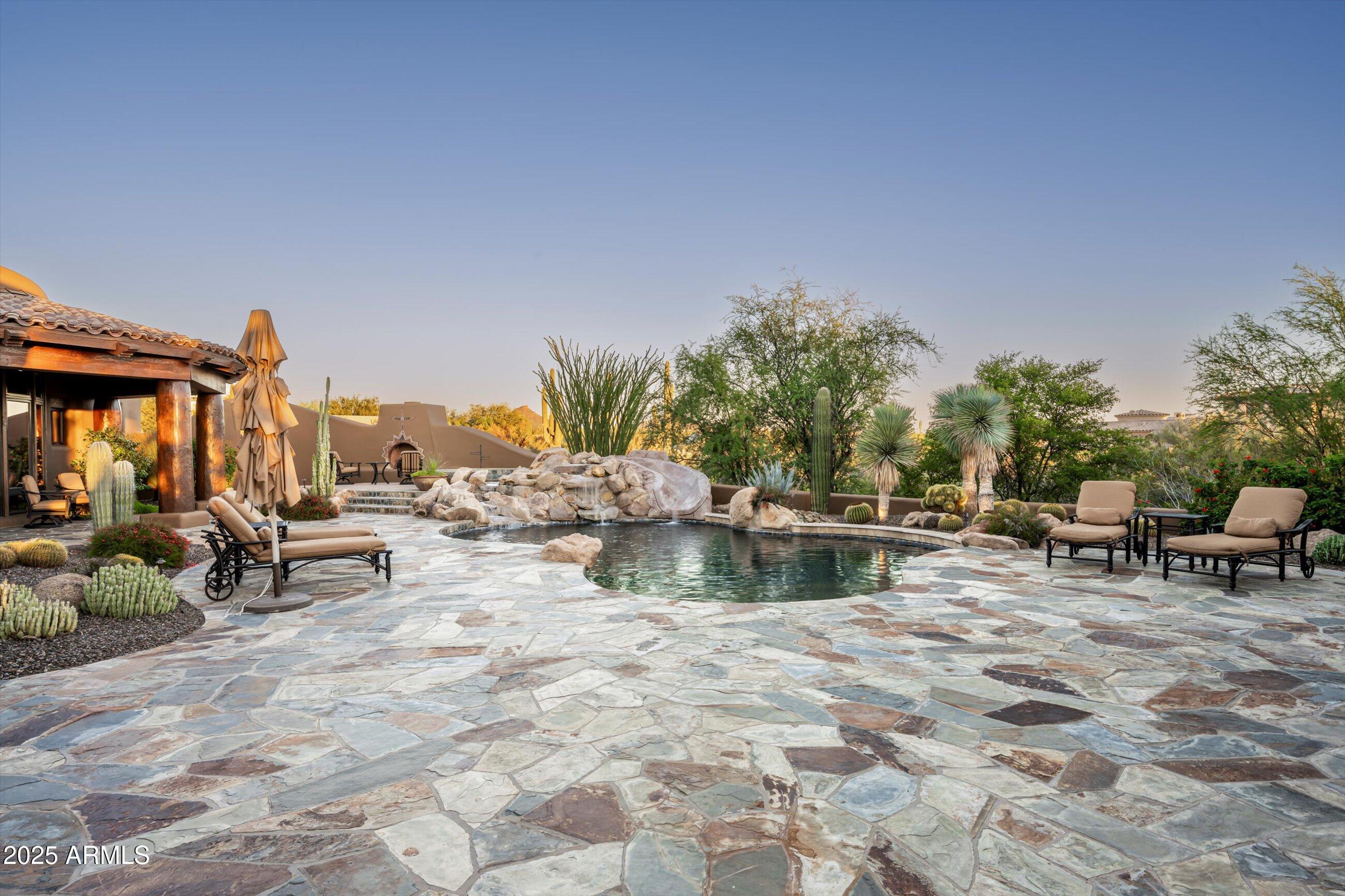 WHISPER ROCK - Residential
