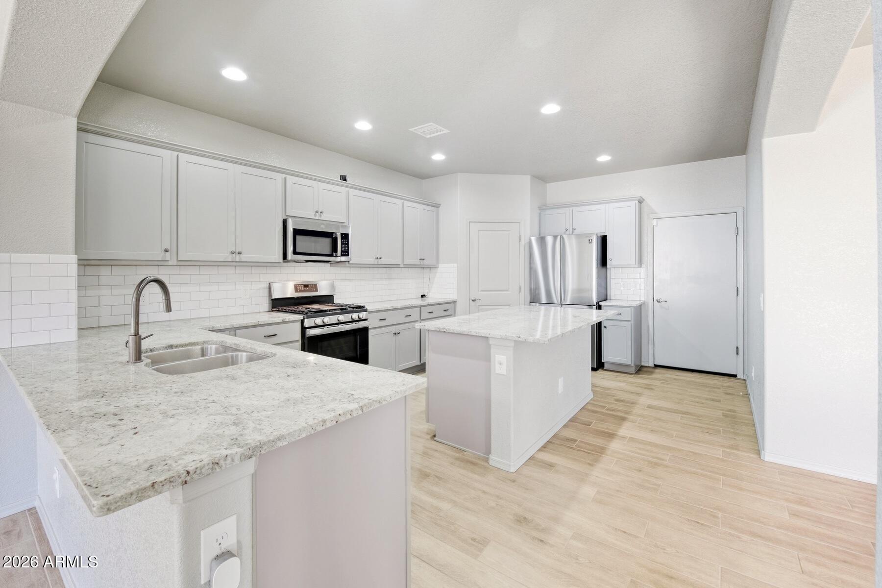 REFLECTIONS VALIENTE - Residential