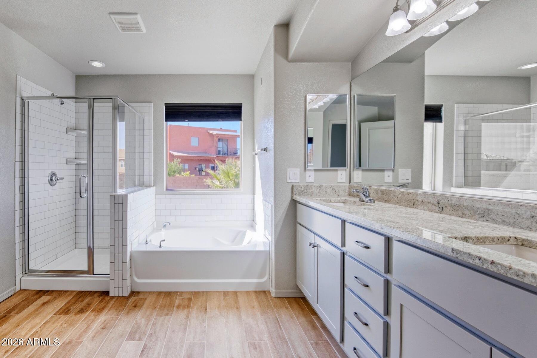 REFLECTIONS VALIENTE - Residential