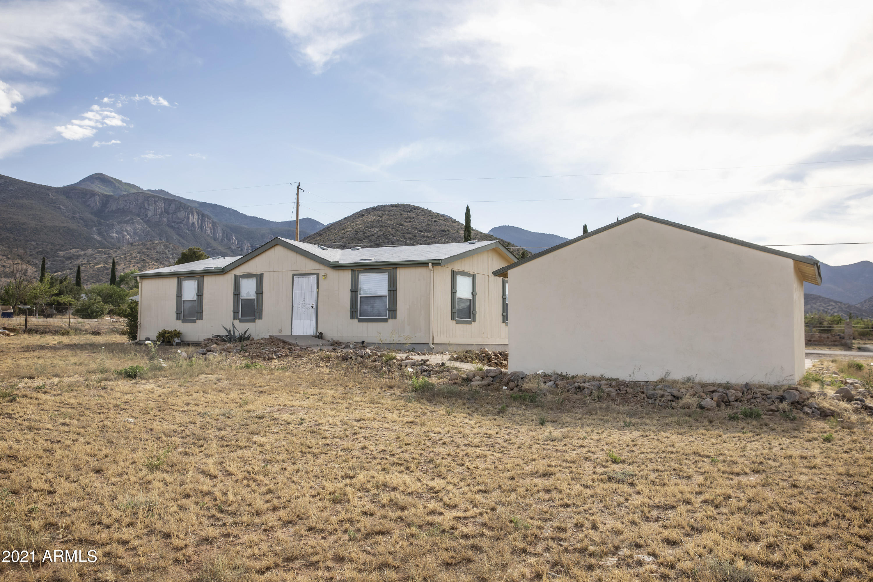 Nestled up near the foothills lies a cute and cozy 2 bedroom, 2 bath home with open concept kitchen, dining, living, and tile throughout! Bonus is the detached 1 car garage/workshop with concrete driveway, walking paths, and beautiful mountain views! 
Great starter home or get away retreat!