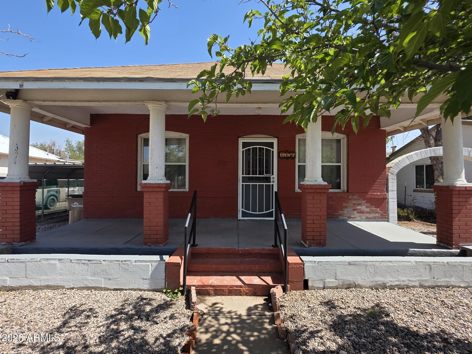 Beautiful and cozy home, ready to move in, great looking wood floors, functional kitchen and nicely updated jack & Jill bathroom. Has a bonus room at the back that can be used as a laundry room or pantry since the washer and dryer are installed in the kitchen. Good size front porch, very comfortable.
