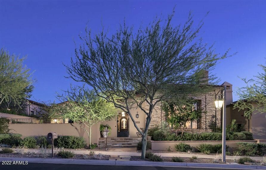 Horseshoe Canyon in Silverleaf is one of the most sought after addresses in the valley. This fabulously appointed home is impeccable in every way including the highest quality finishes including; wood beams, beautiful hardwood flooring throughout, gourmet kitchen with floor to ceiling custom cabinetry and custom lighting, vaulted ceilings in great room along with a custom designer fireplace. A large master retreat on main level that includes a sitting area, breathtaking spa like master bath and huge walk-in closet. Charming interior courtyard with water feature, fireplace, built in BBQ and pizza oven. This home includes 4 bedrooms, 4.5 bathrooms plus bonus room. This home offers low maintenance living in the Parks with the fit and finish that rivals the best custom estates.