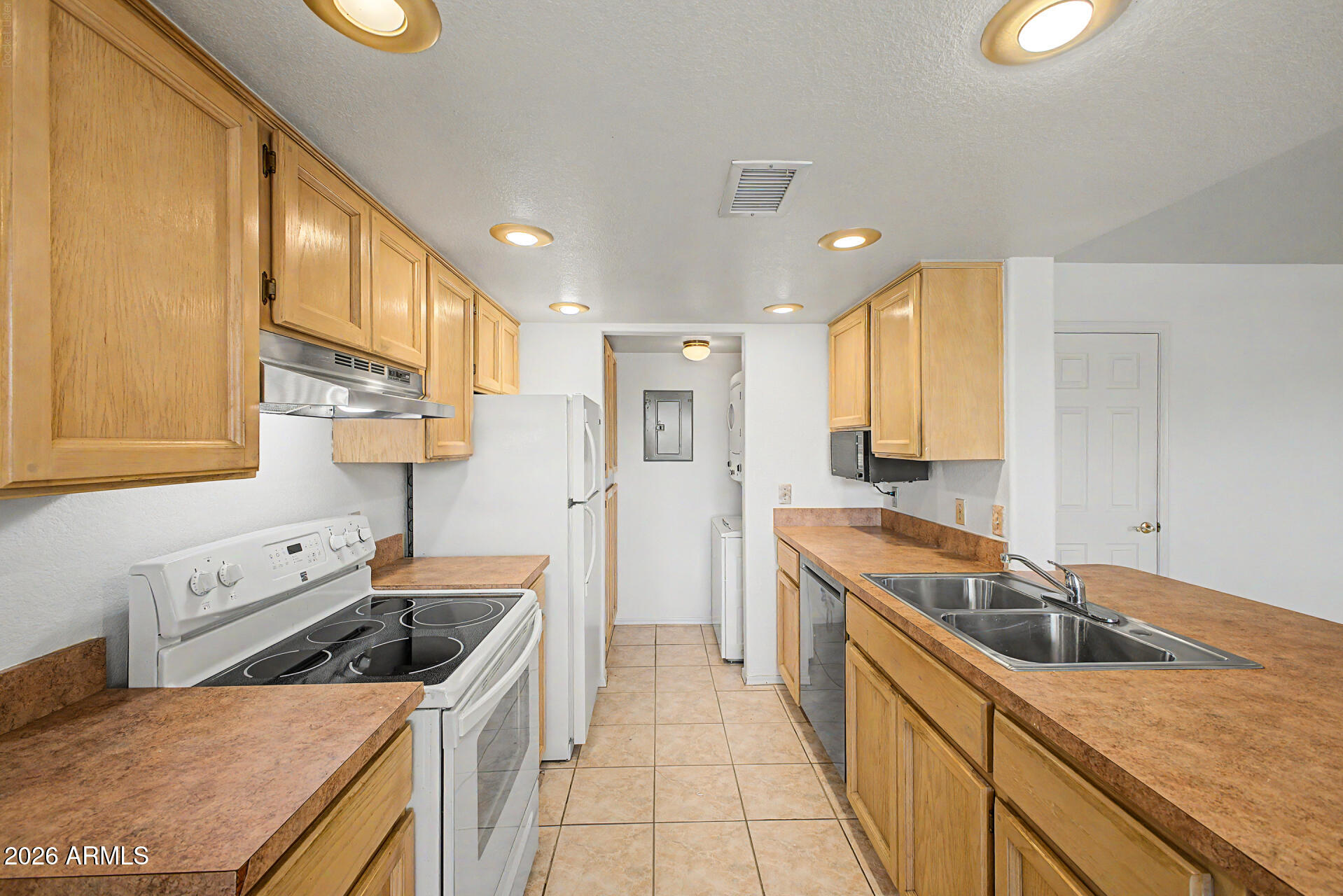 CENTER COURT VILLAS - Residential