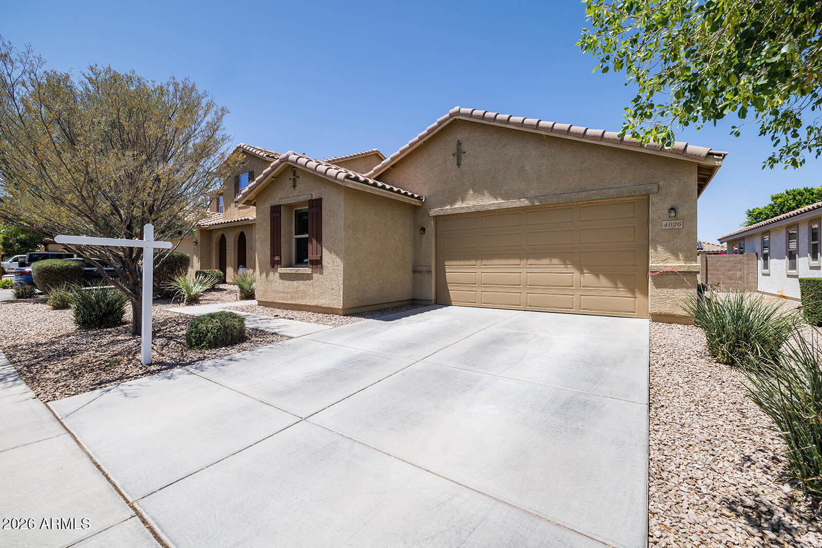 3BR/2BA with den, split floor plan, single family home with a 2CG in a charming neighborhood. New interior paint and bedroom carpet. Newer stainless refrigerator conveys in a spacious kitchen overlooking the family room in this desirable open floor plan. All rooms wired for lights/ceiling fans.
