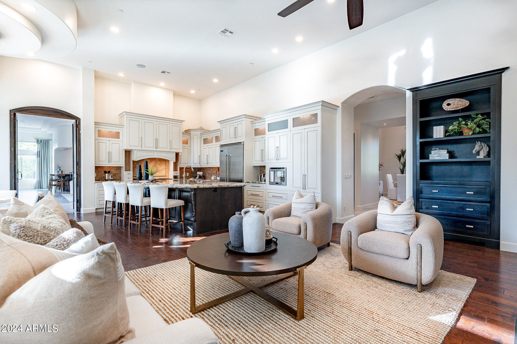 EQUESTRIAN MANOR - Residential