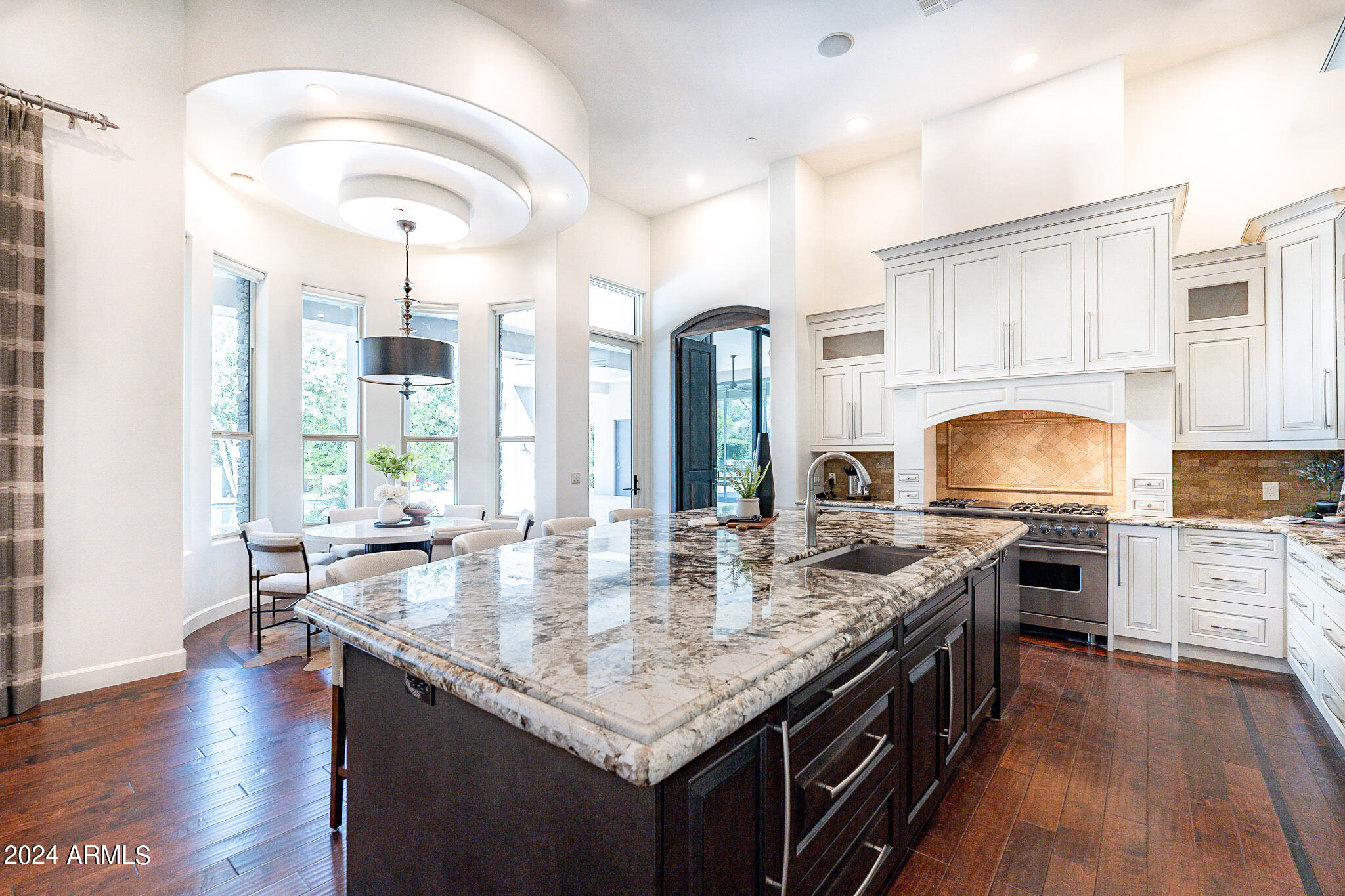 EQUESTRIAN MANOR - Residential
