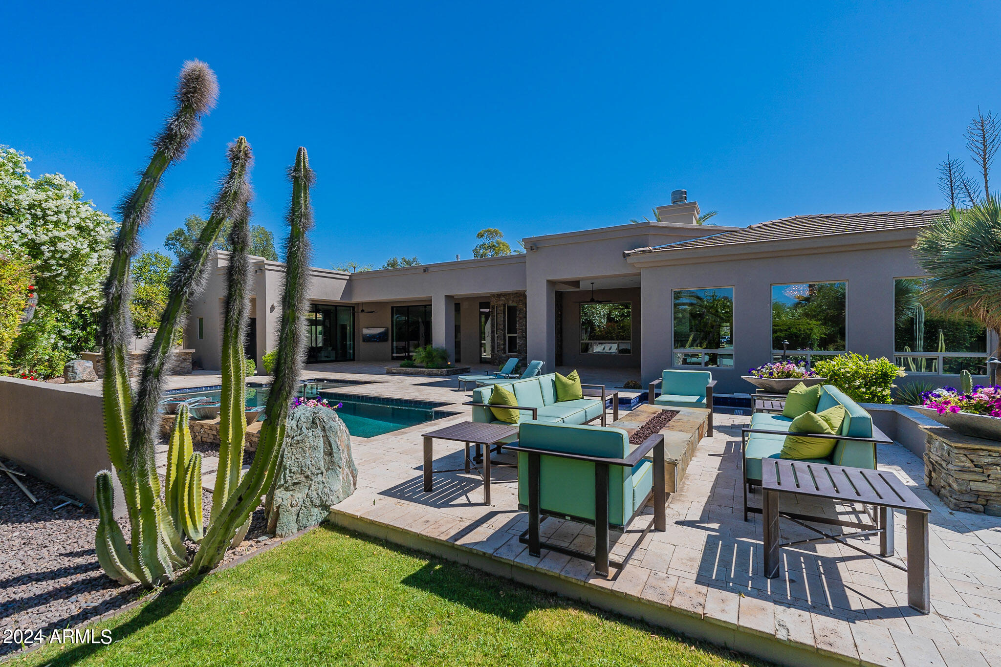 EQUESTRIAN MANOR - Residential
