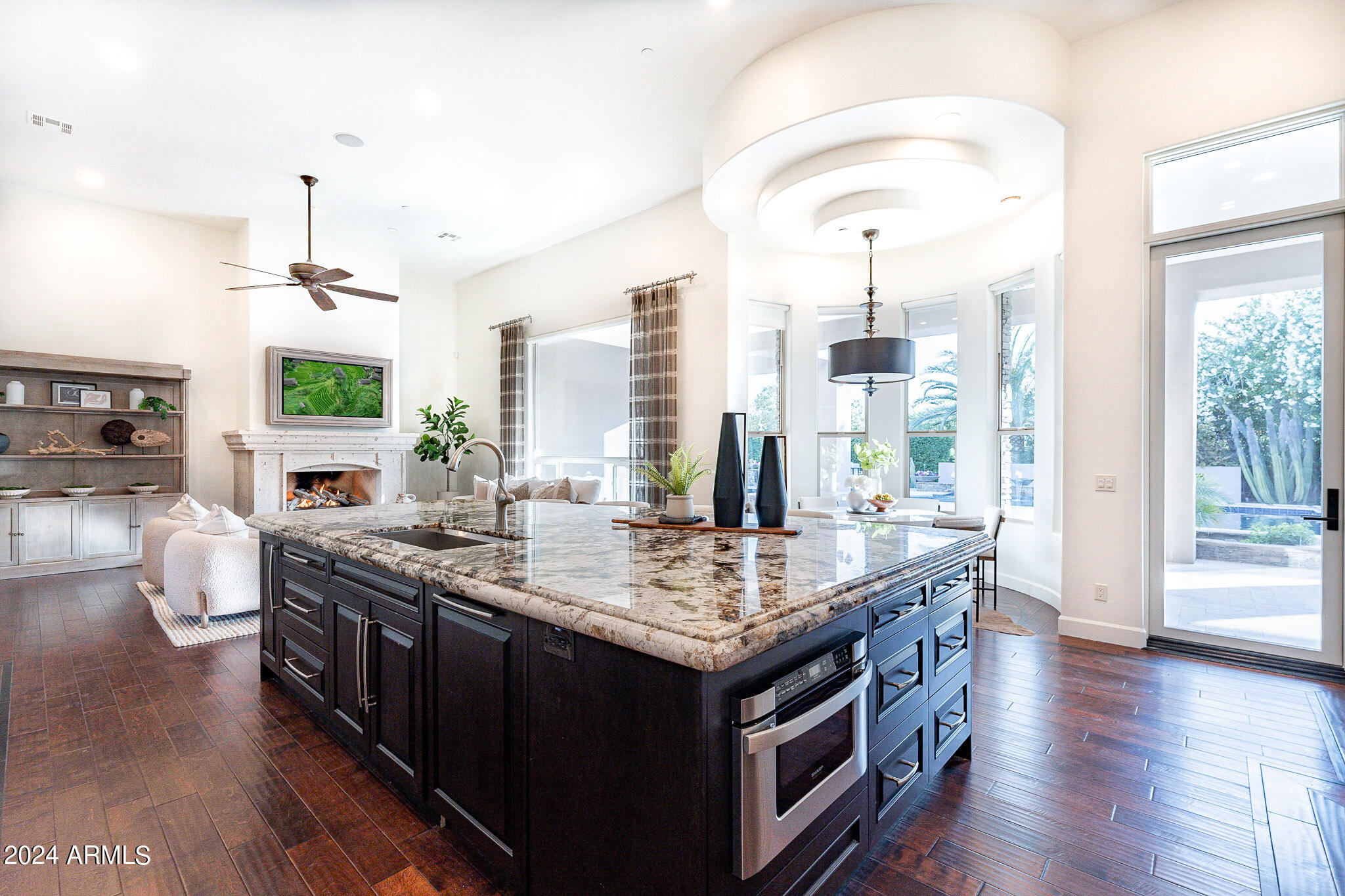 EQUESTRIAN MANOR - Residential
