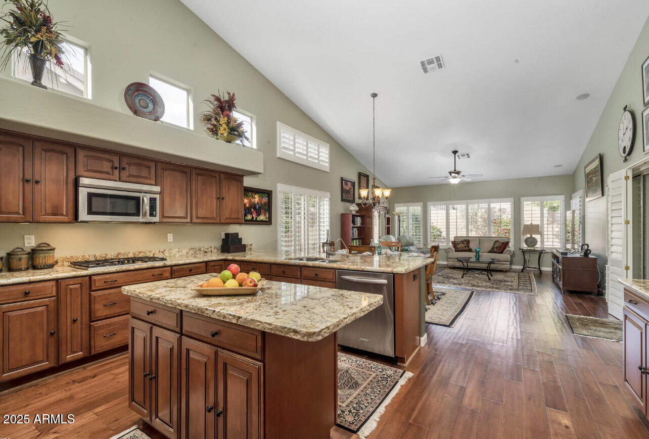 TRIPLE CROWN 2 - Residential