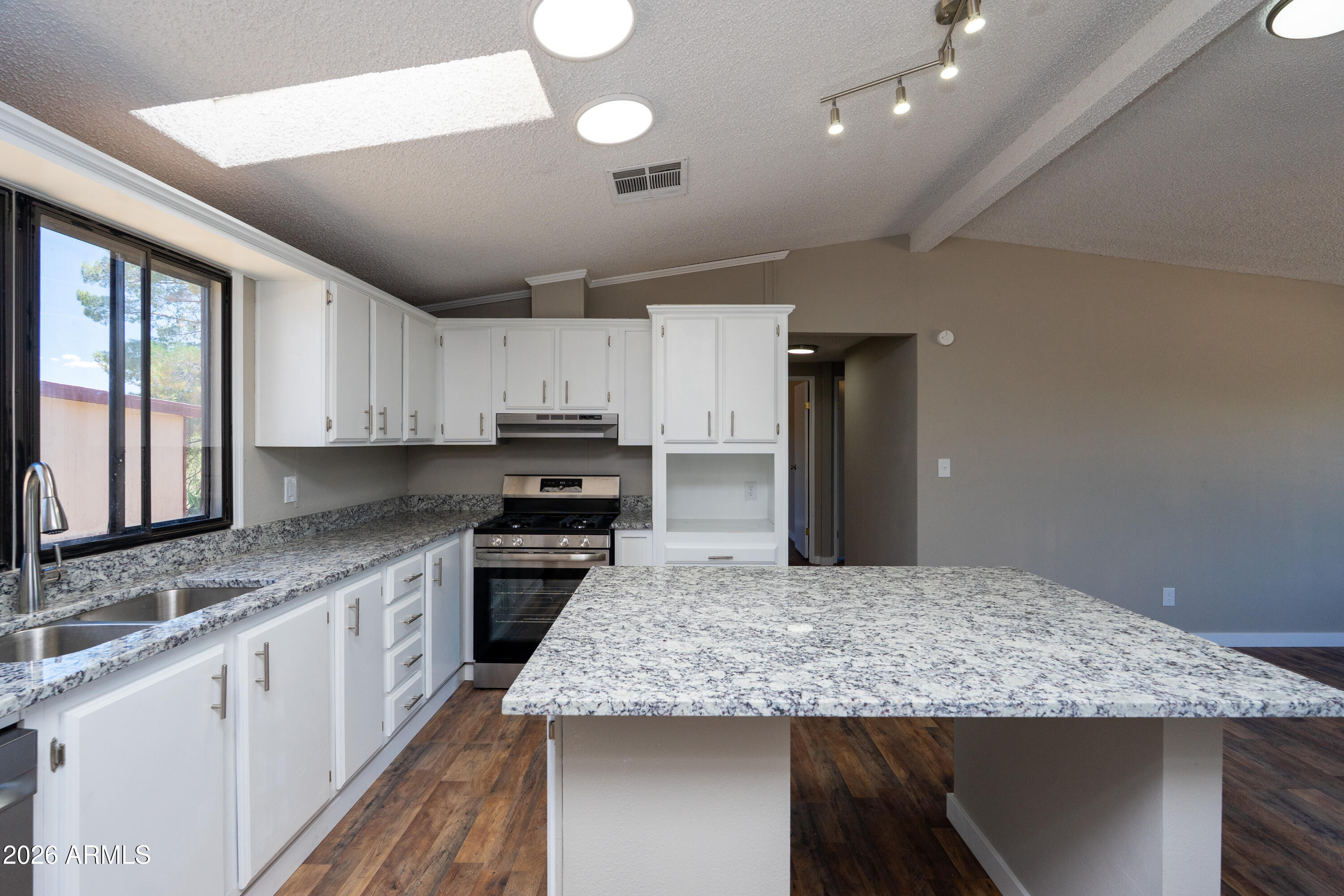 J SIX RANCHETTES 1 - Residential