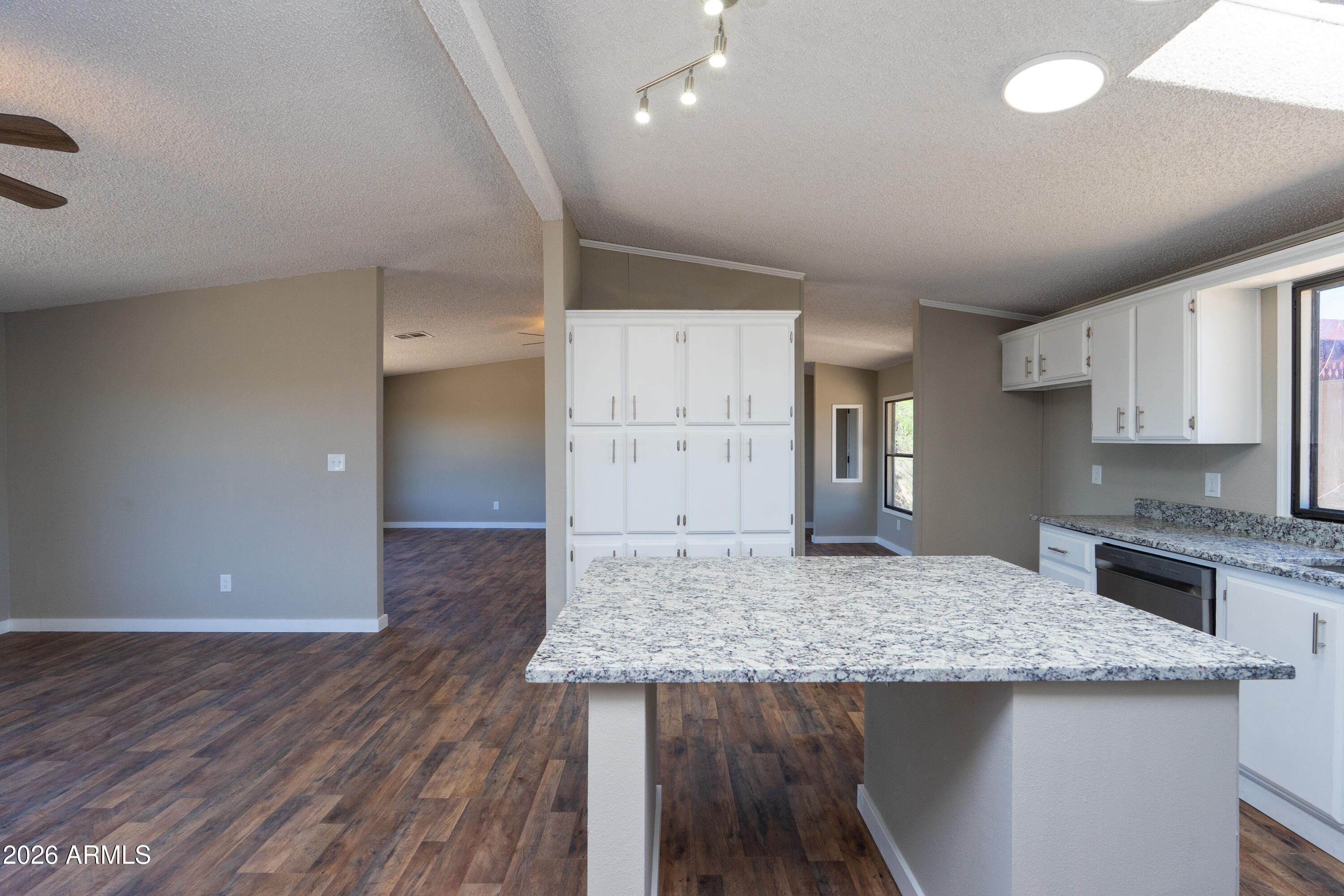 J SIX RANCHETTES 1 - Residential