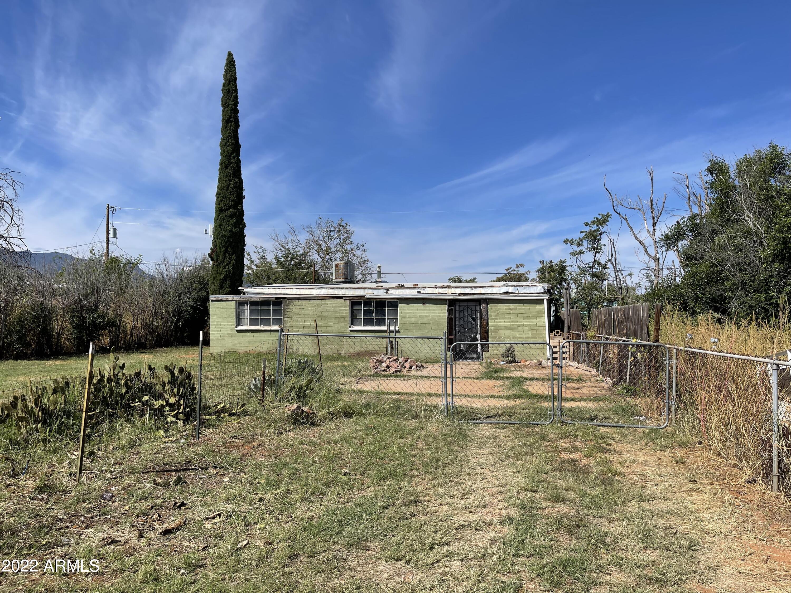 Don't miss this three bedroom fixer on a large lot, full of potential for the right buyer! Close to downtown, could be your next investment property!  Or fix it up to enjoy yourself! Extra room in the front could be a den, office, craft room... use your imagination!