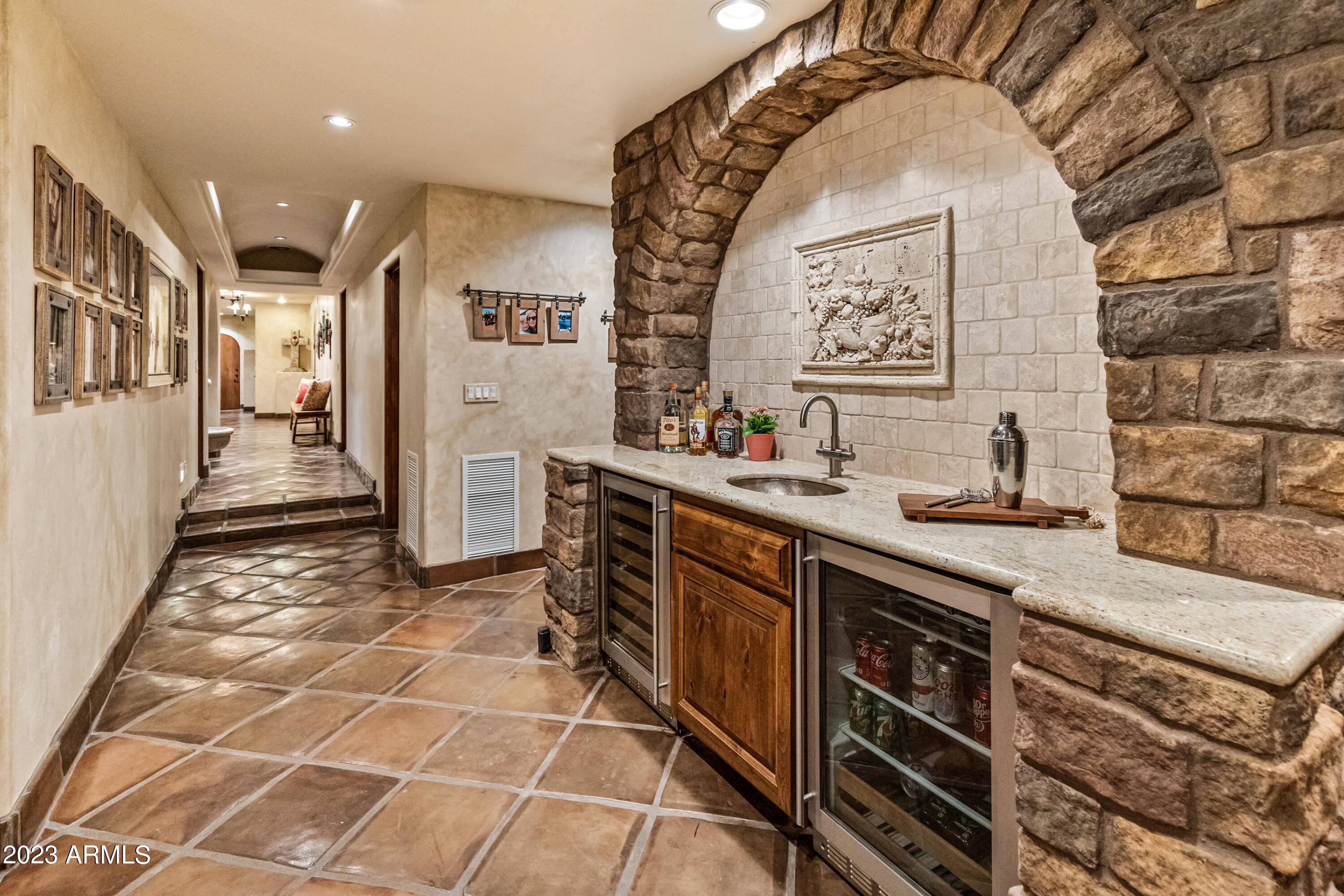Amazing Estate on 5 Acres - Residential