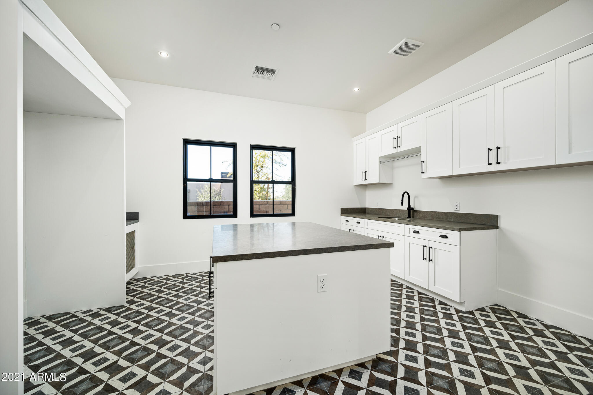WHITE HORSE - Residential