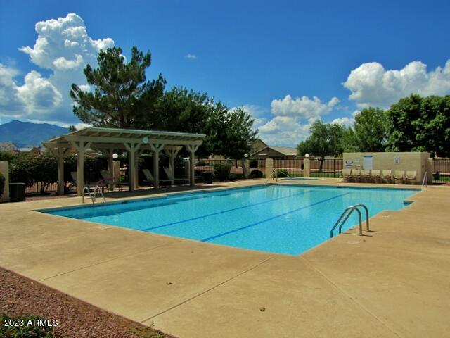 ESTATES/HOLIDAY - Residential Lease