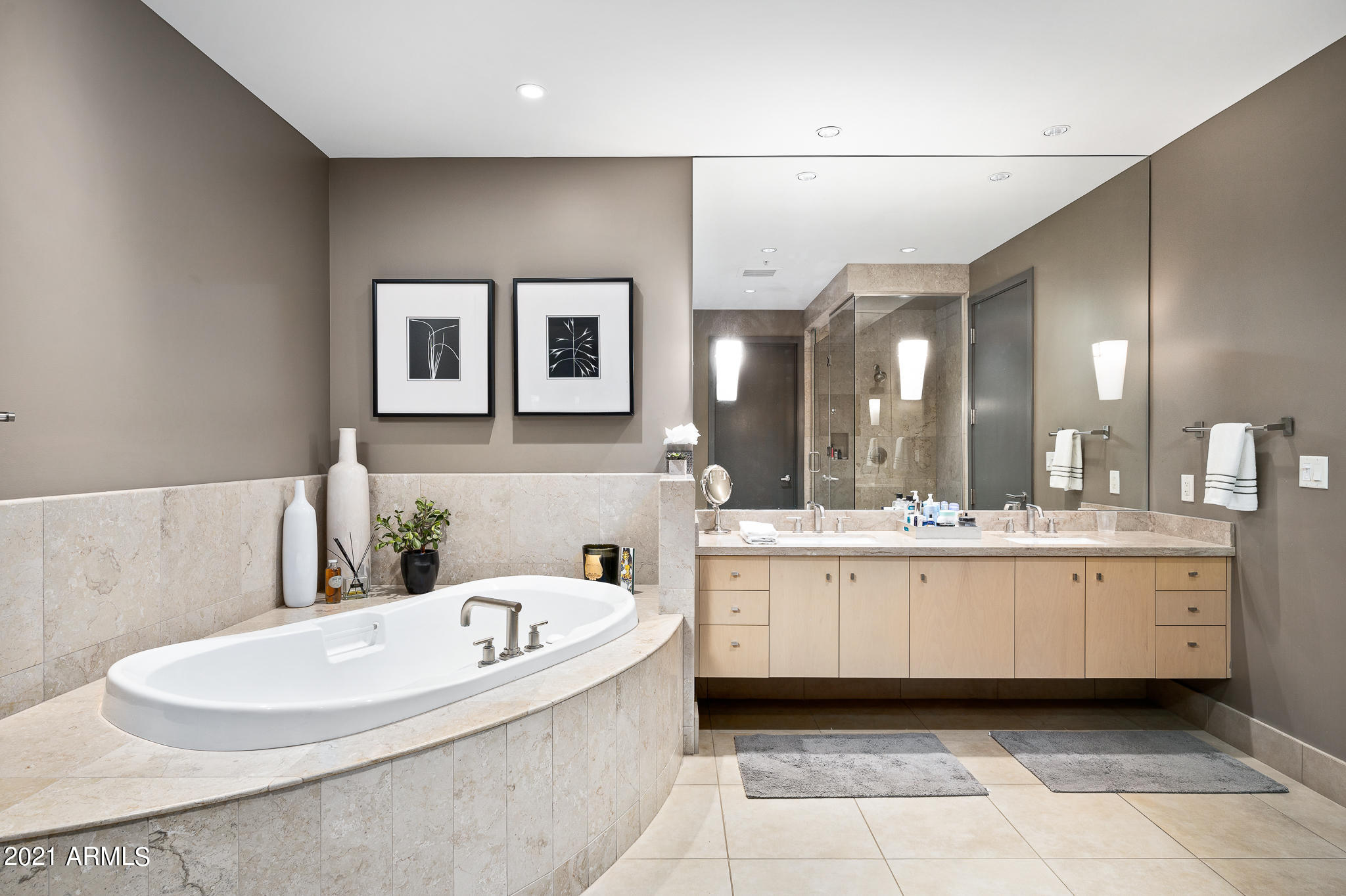 PLAZA LOFTS AT KIERLAND COMMONS - Residential