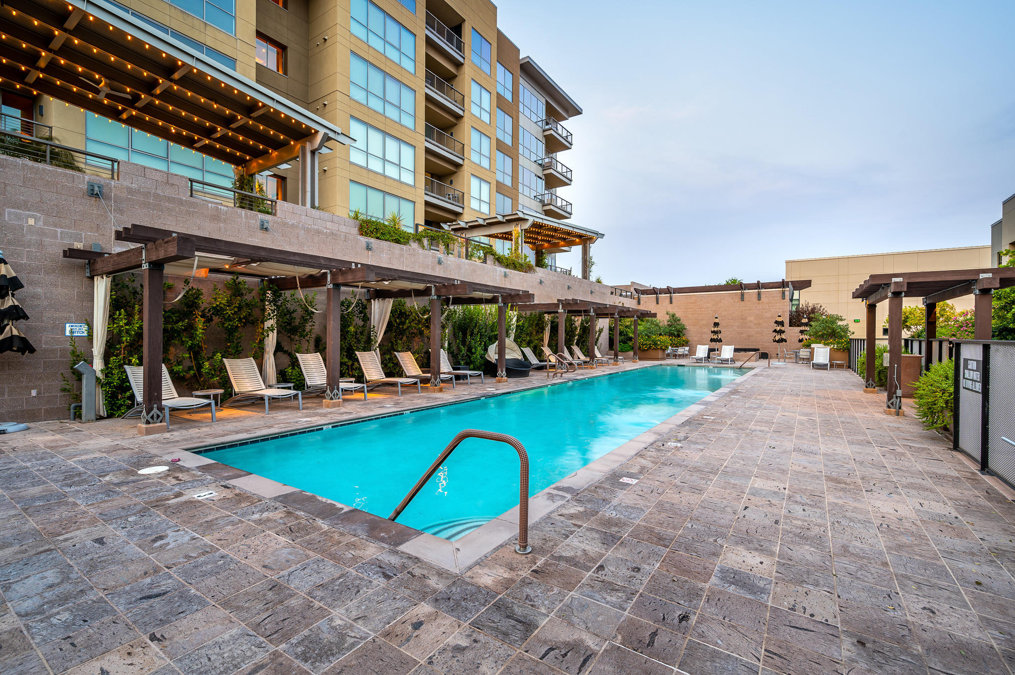 PLAZA LOFTS AT KIERLAND COMMONS - Residential