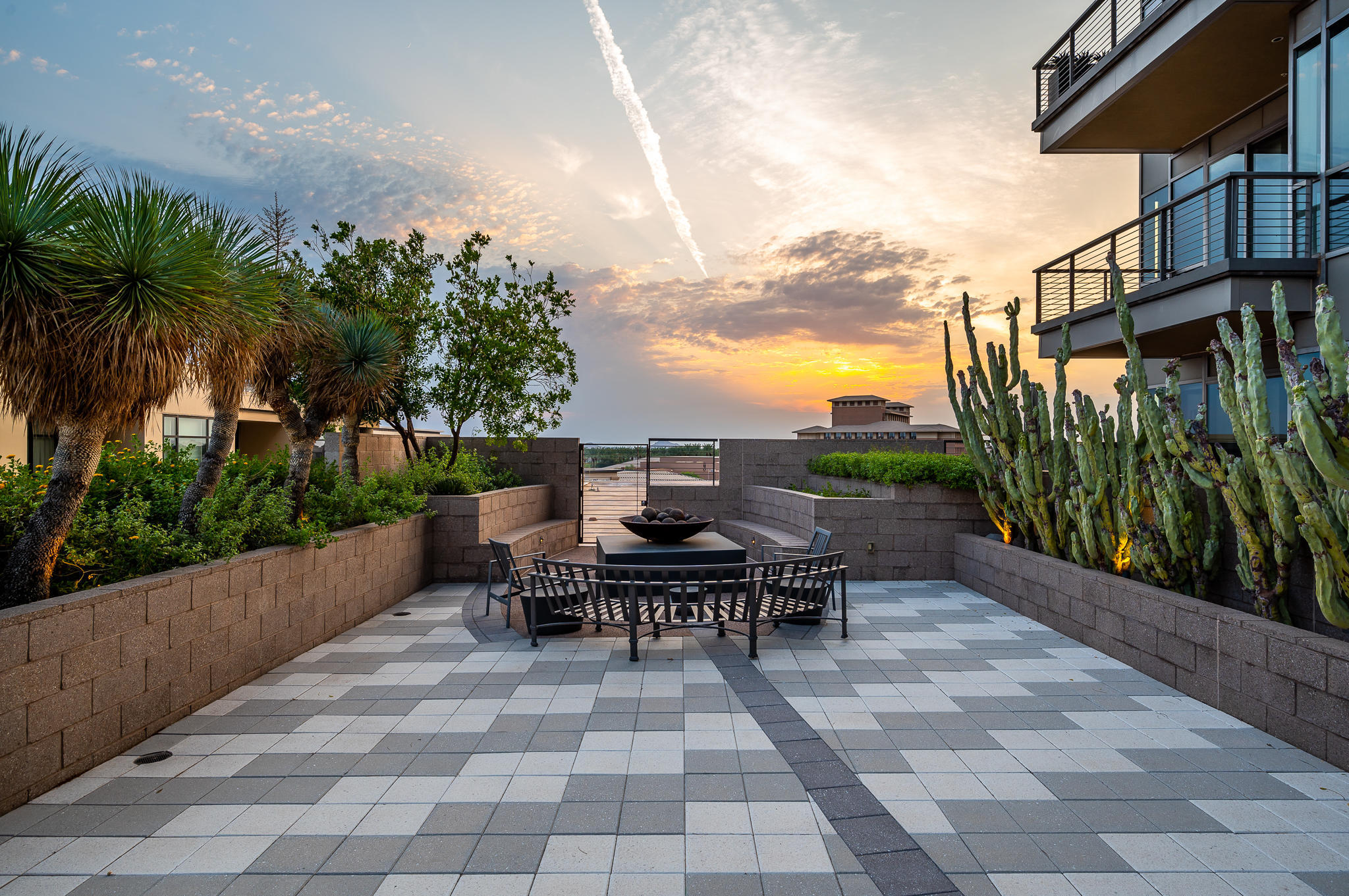 PLAZA LOFTS AT KIERLAND COMMONS - Residential