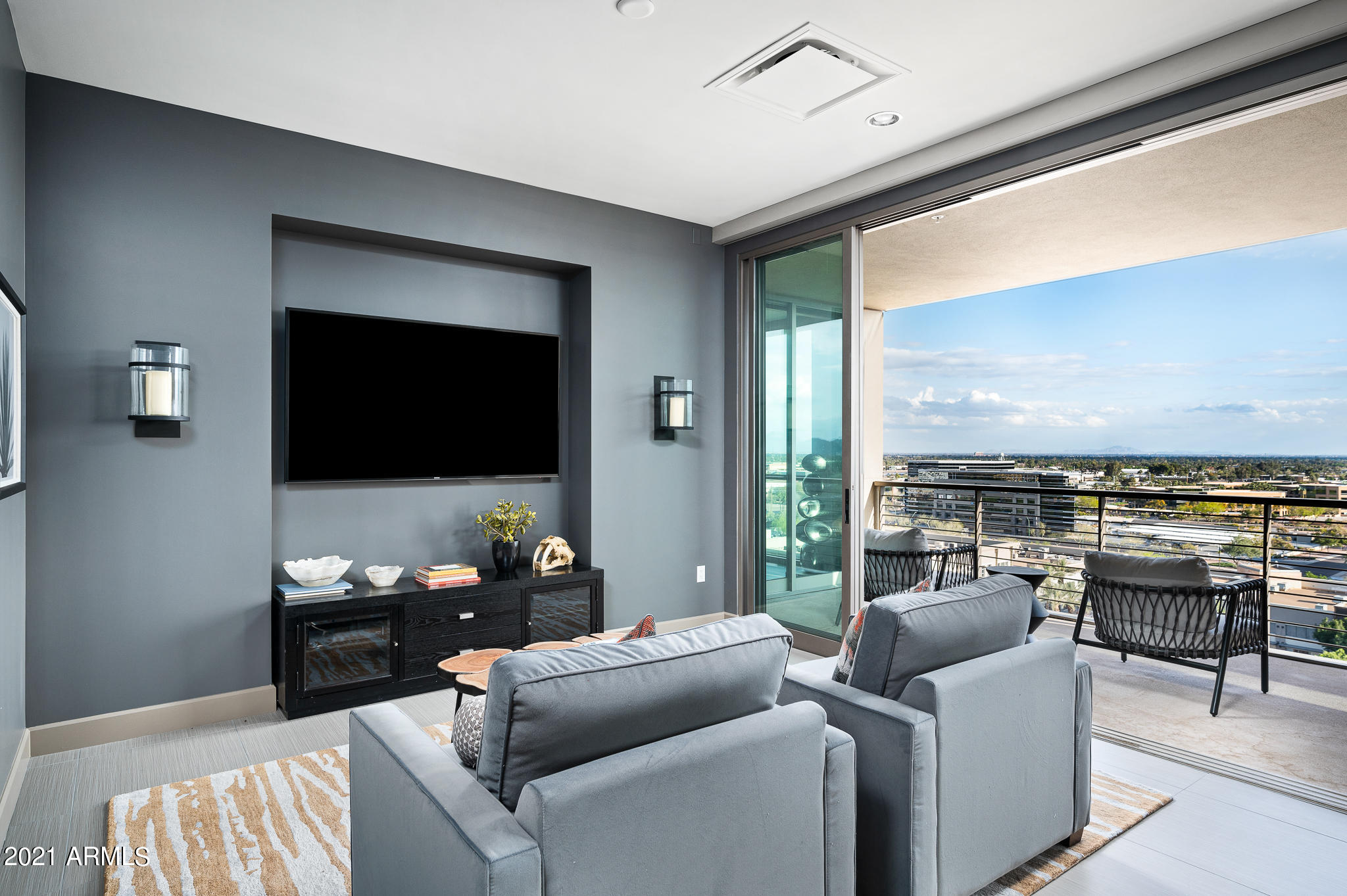 PLAZA LOFTS AT KIERLAND COMMONS - Residential