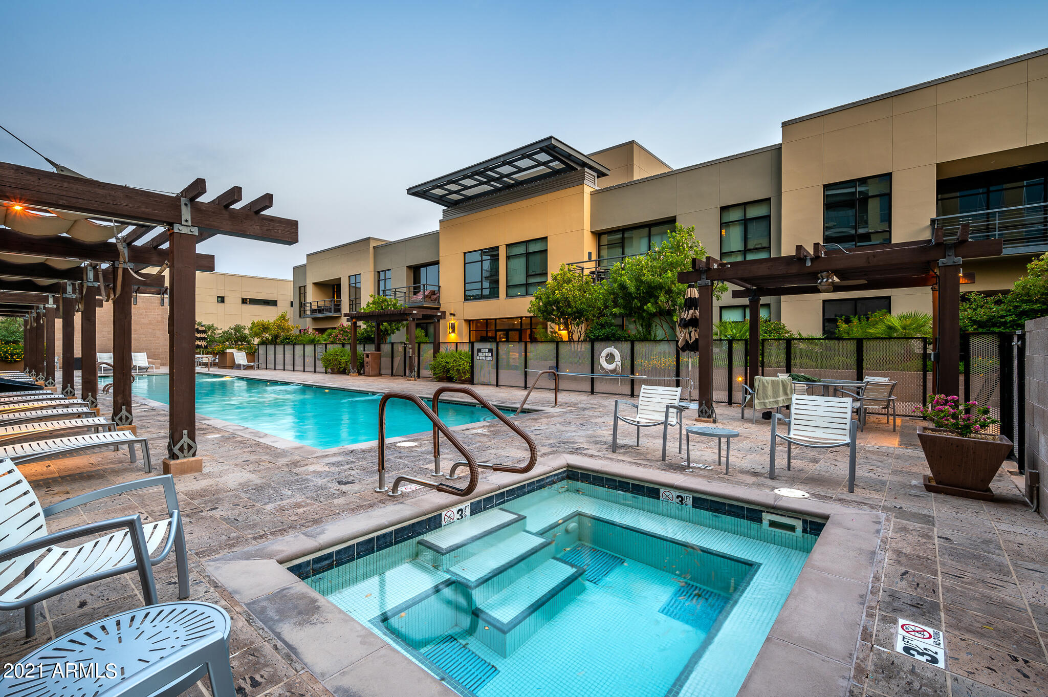 PLAZA LOFTS AT KIERLAND COMMONS - Residential