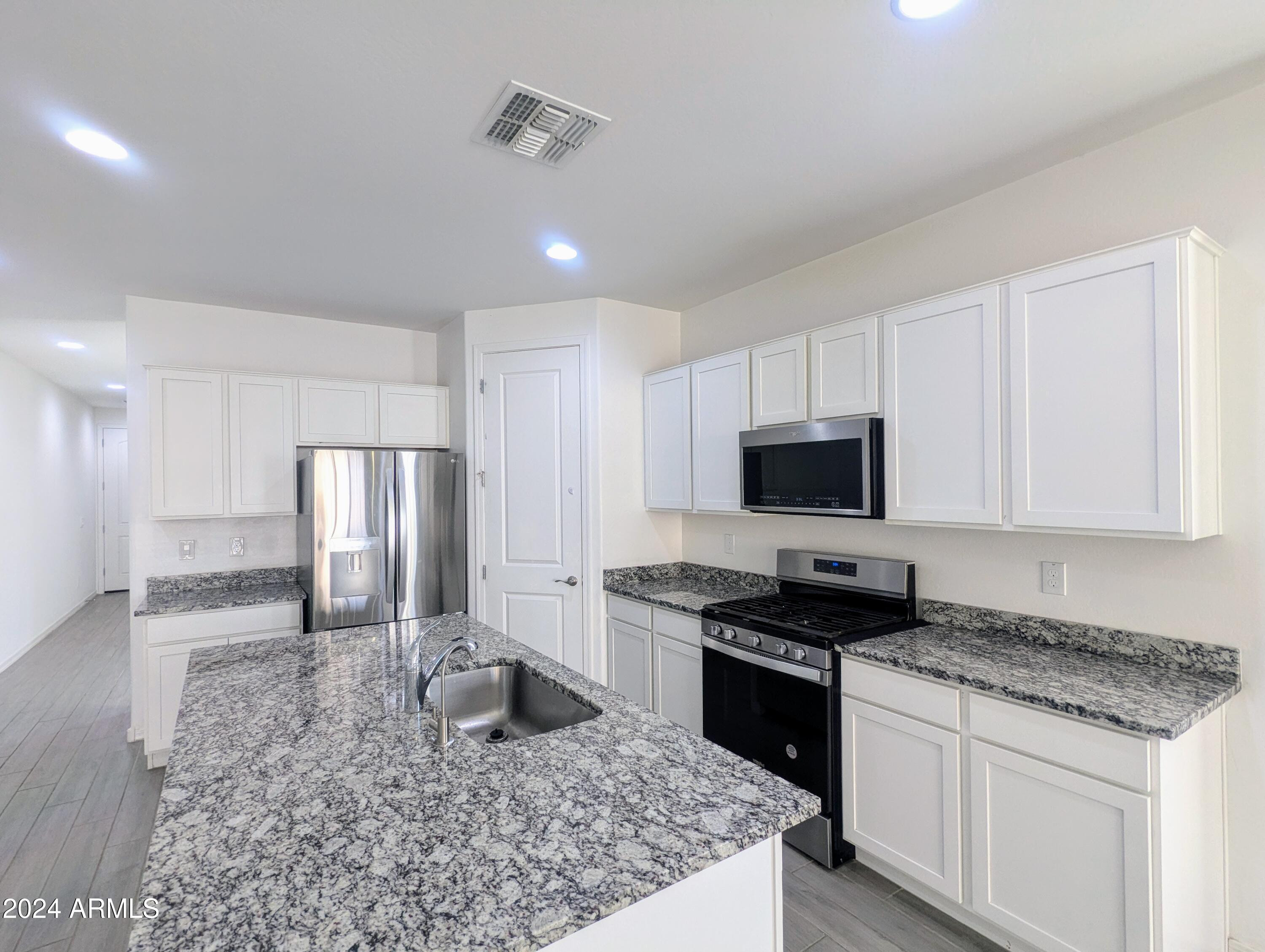 DESTINATION AT GATEWAY EAST PHASE 1 - Residential Lease